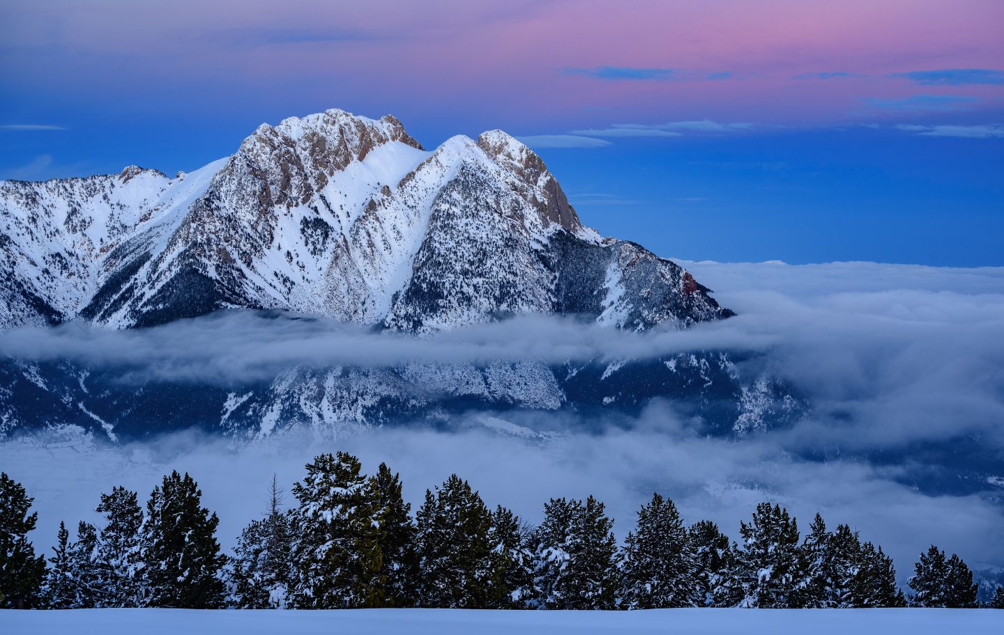 Posta de sol des de la serra del Verd amb vistes del Pedraforca Posta de sol des de la serra del Verd amb vistes del Pedraforca