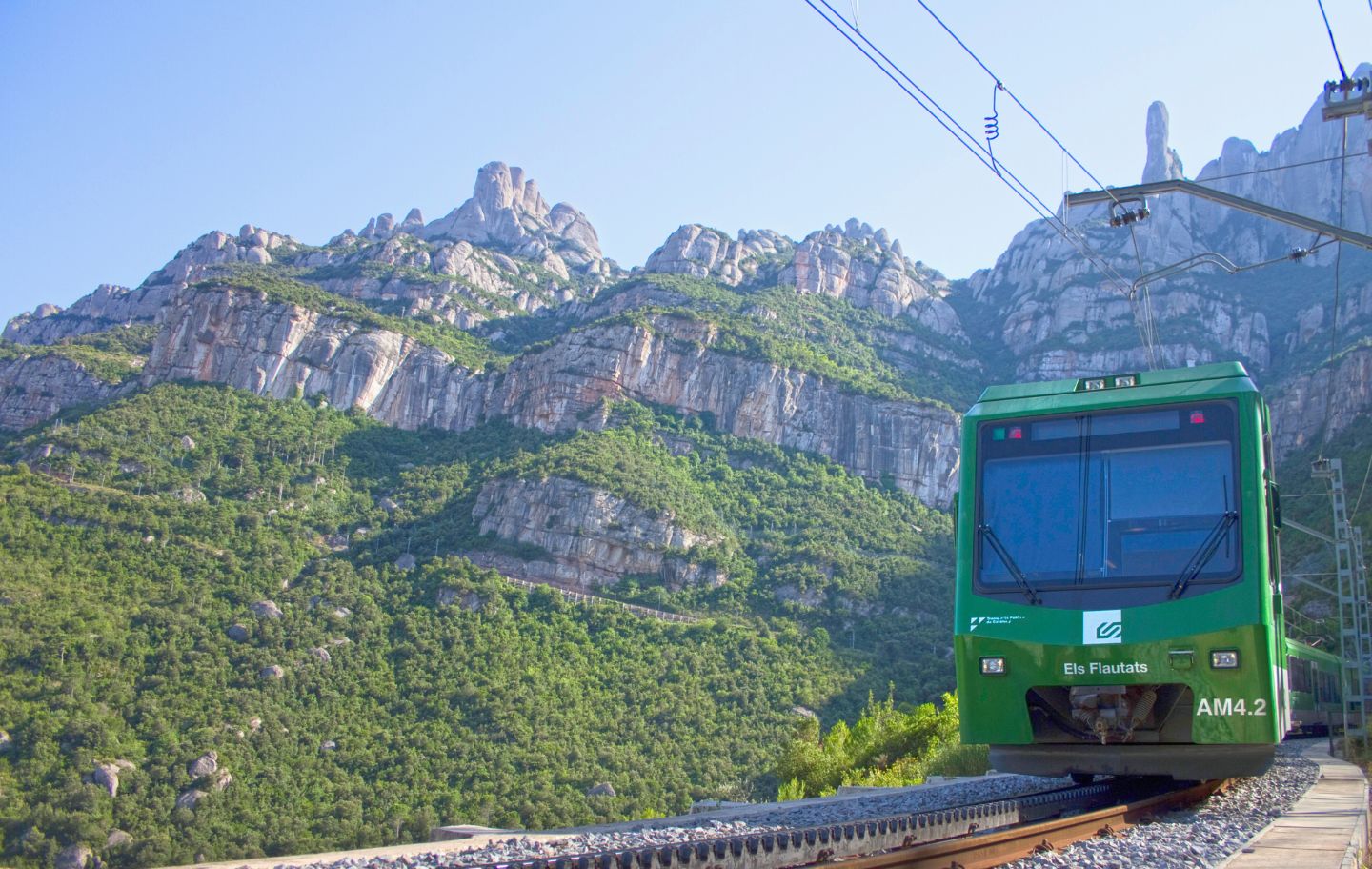 El Cremallera de Montserrat transcorre entre les singulars formacions rocoses