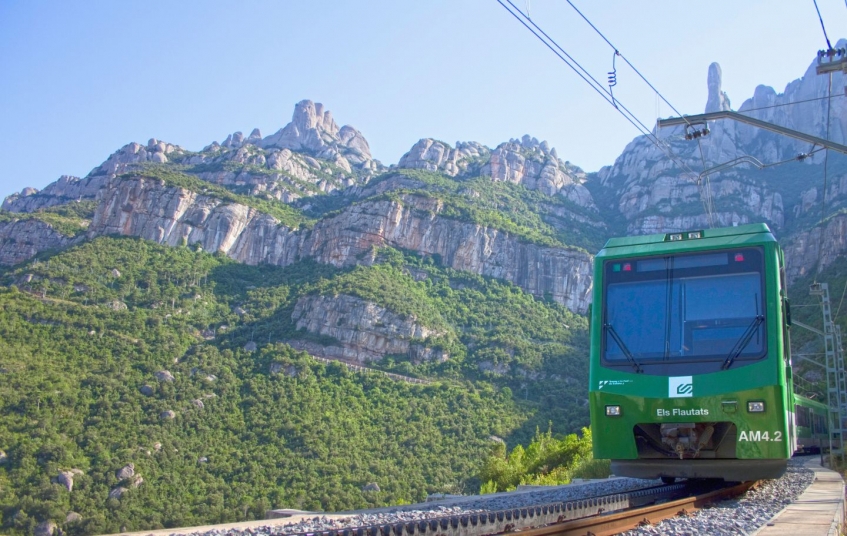 El Cremallera de Montserrat transcorre entre les singulars formacions rocoses El Cremallera de Montserrat transcorre entre les singulars formacions rocoses