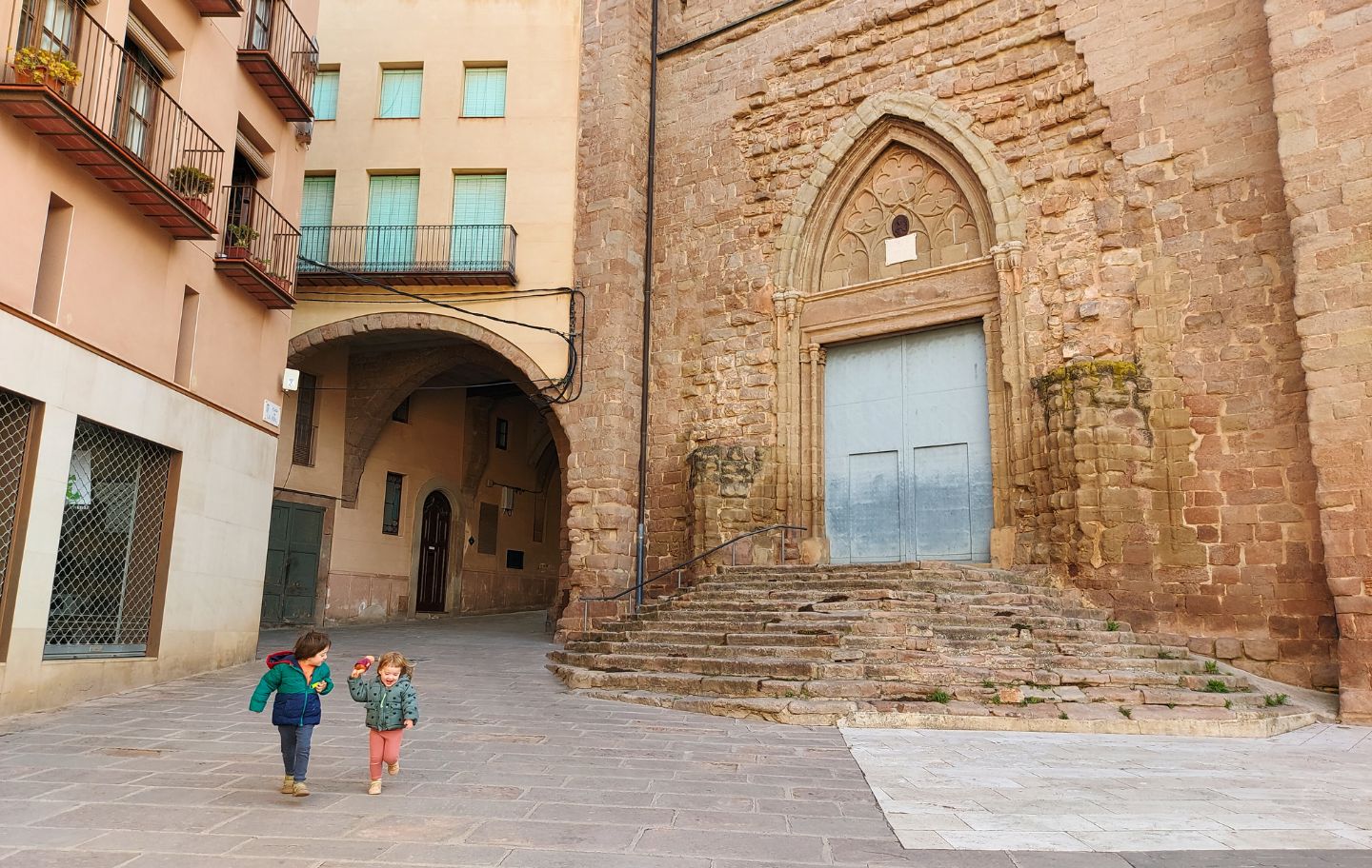L'església gòtica de Sant Miquel de Cardona es troba a bell mig del nucli antic