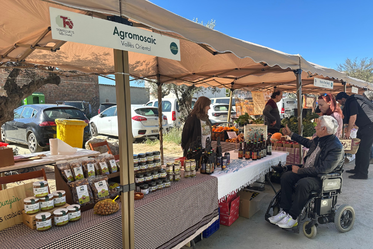 Parades amb productes de proximitat a la fira 'Lliga't a la Terra'