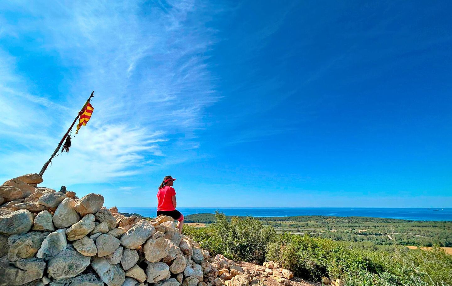 En aquesta ruta, la canalla gaudirà de paisatges de mar i de muntanya des de les torres de defensa.