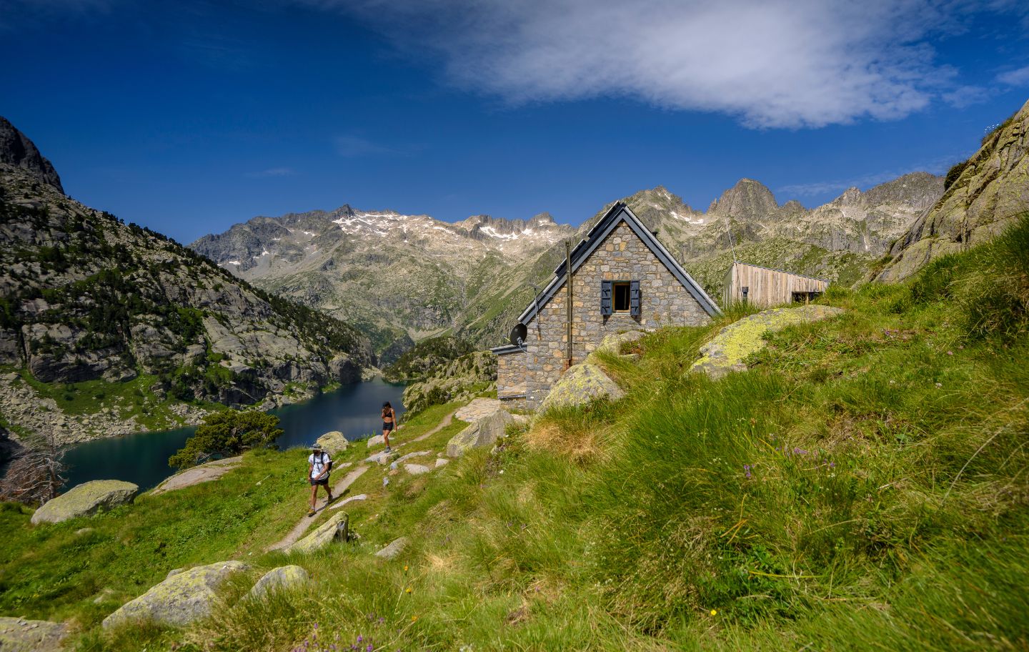 La ruta de la marmota uneix el pantà de Cavallers amb el refugi Ventosa i Calvell (a la foto)