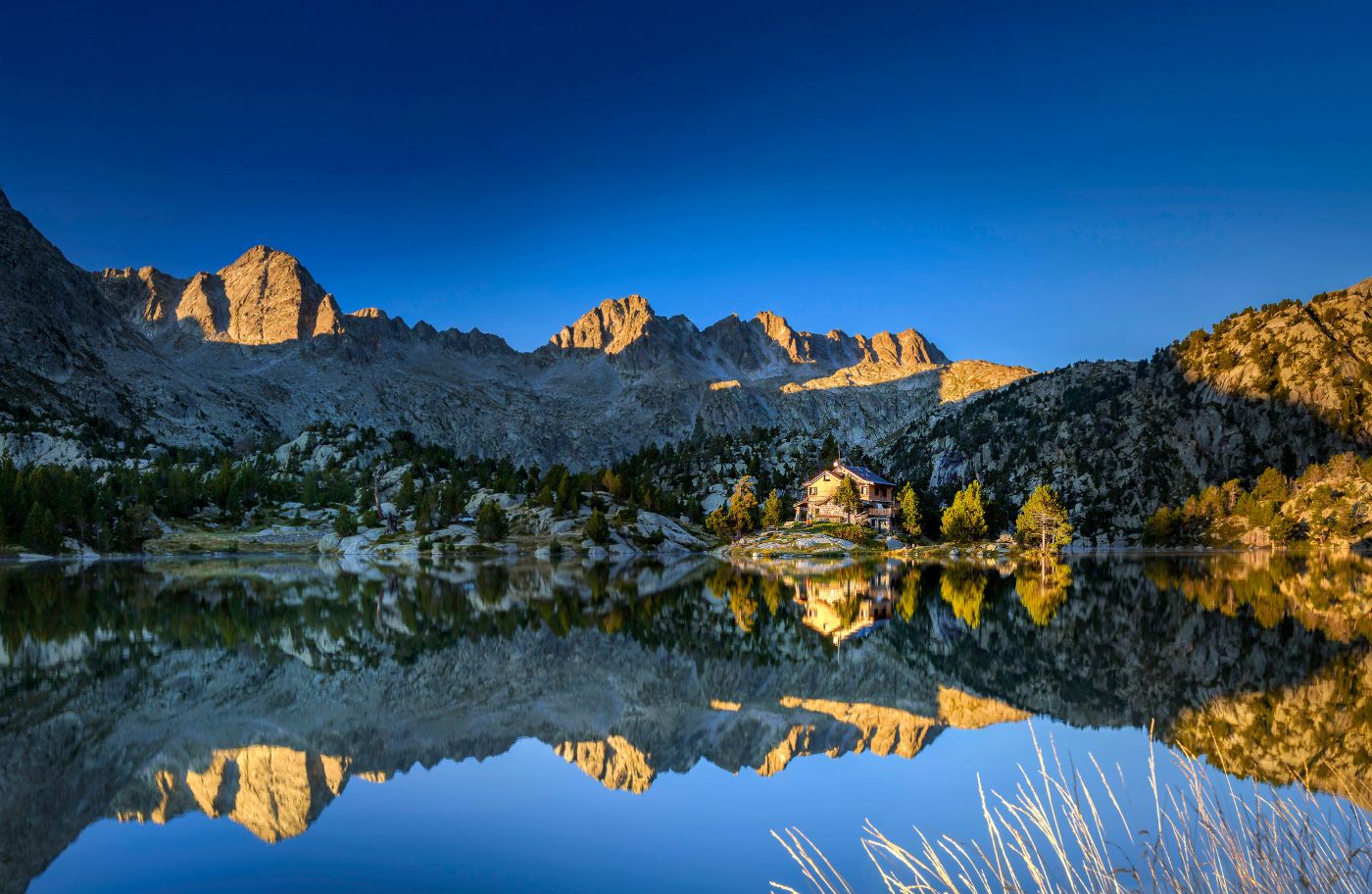 La sortida de sol al refugi Josep Maria Blanc, situat a la riba de l’estany Tort de Peguera