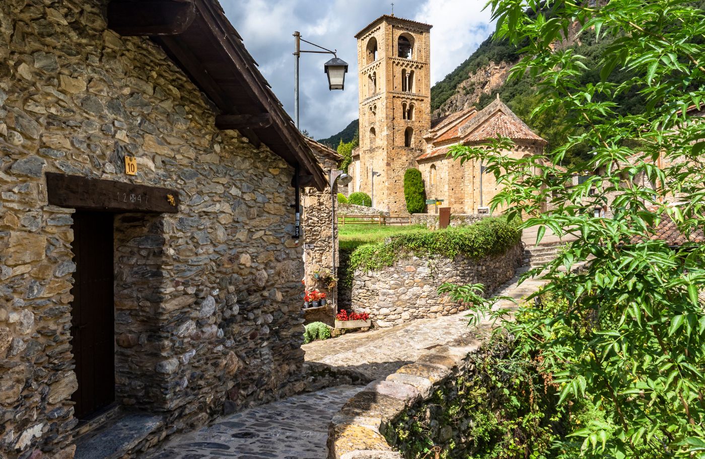 Beget, amb l'església de Sant Cristòfol, és un dels pobles imprescindibles de la vall de Camprodon