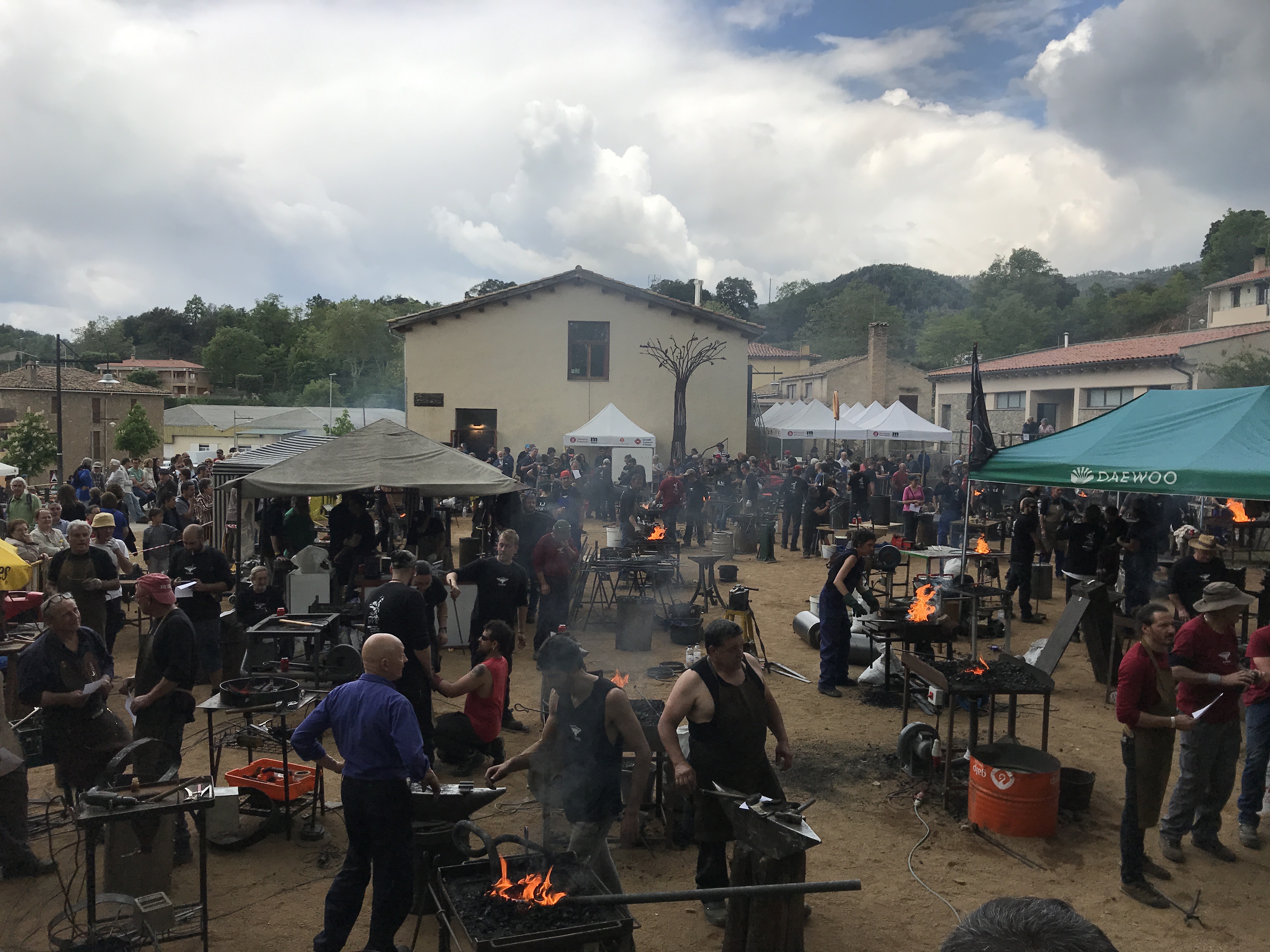 La Fira de la Forja d'Alpens reuneix forjadors i forjadores de tot el món
