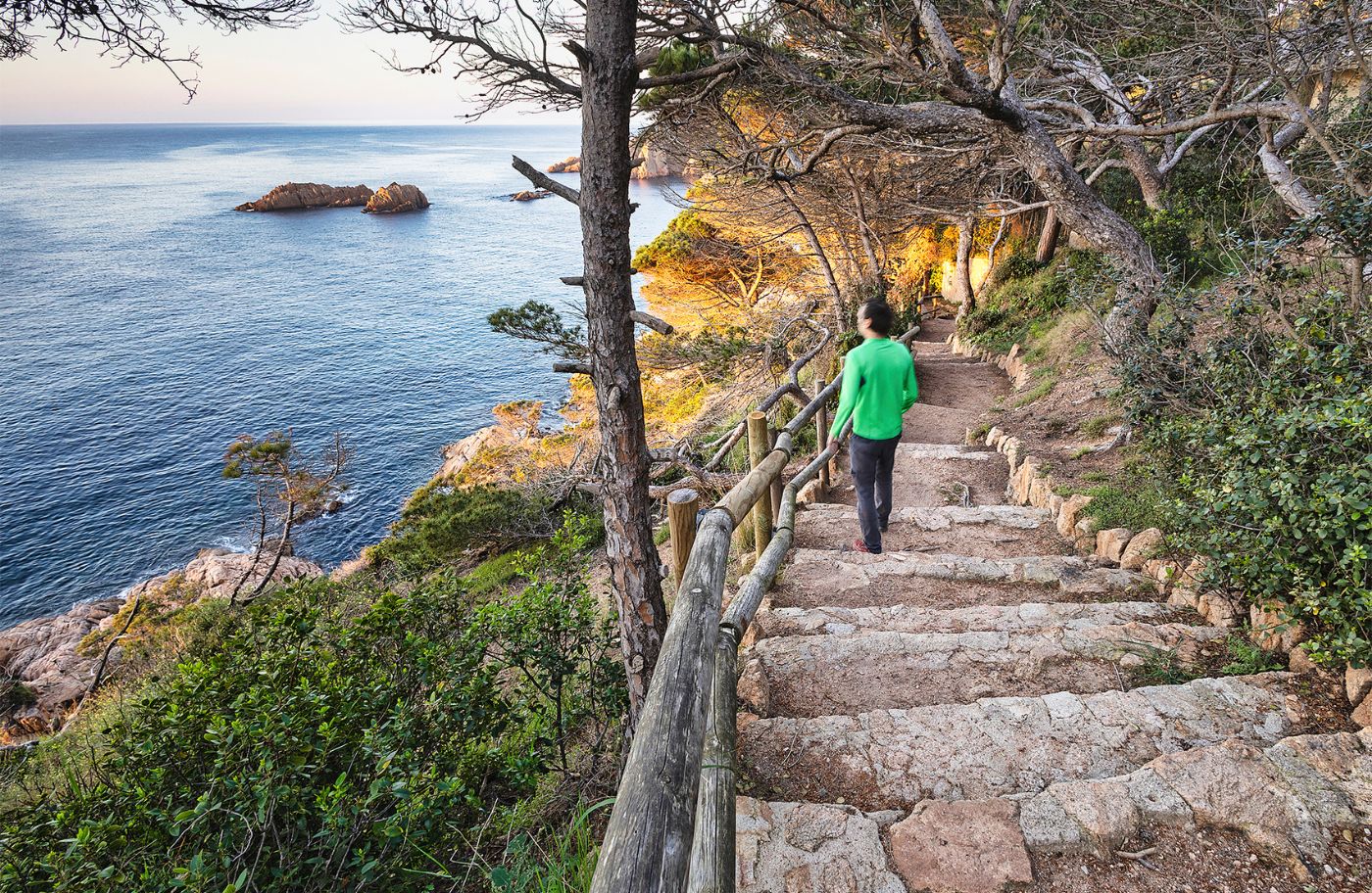 El camí vora mar uneix la platja de Sant Pol amb Sant Feliu de Guíxols