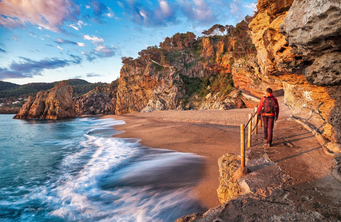 El camí que uneix sa Riera, a Begur, amb la platja del Racó, a Pals, passa per la cala Moreta