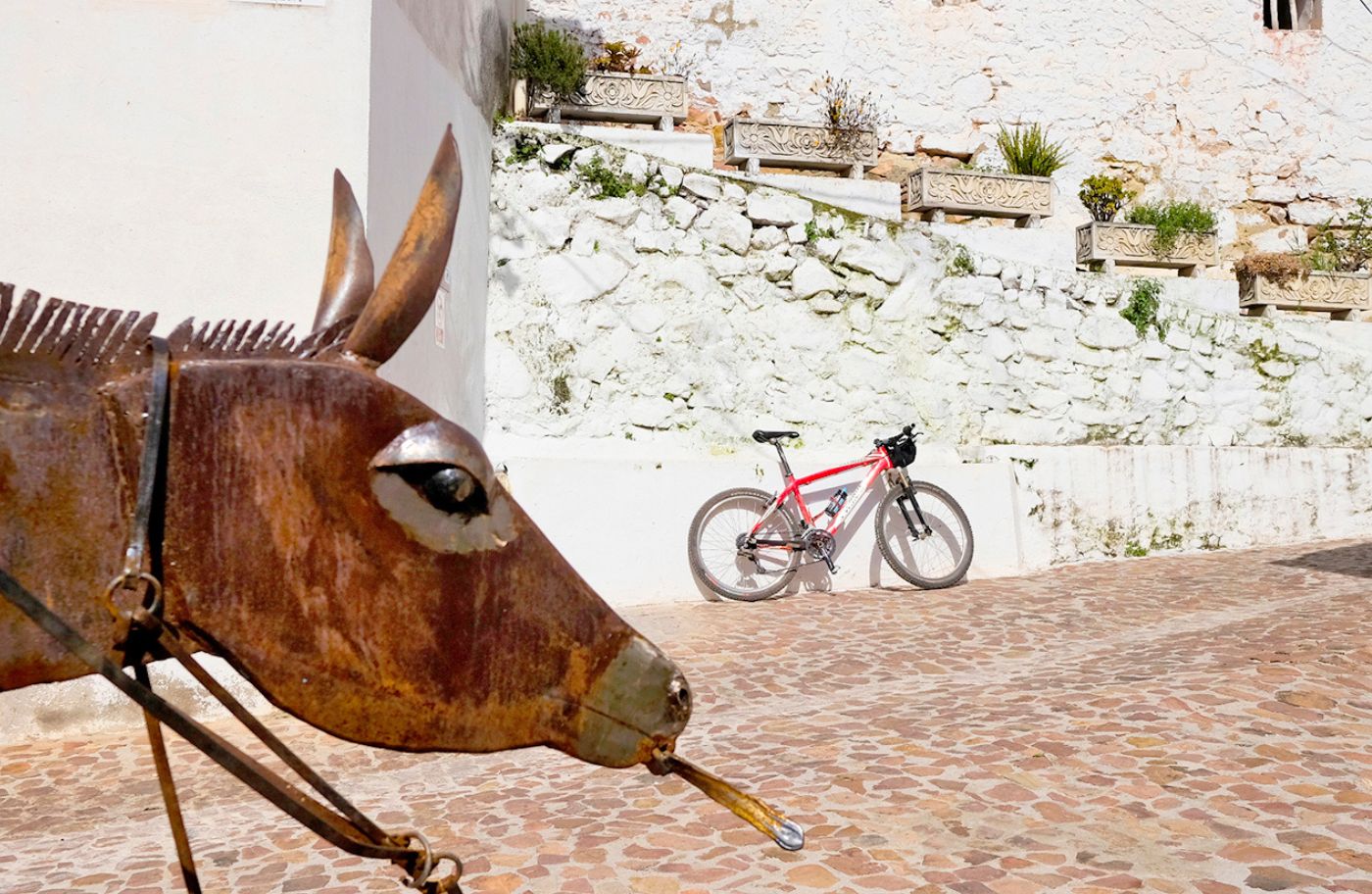 Un bonic racó del nucli d’Aín per on passa la ruta amb bici pels pobles de la falta del pic d'Espadà.