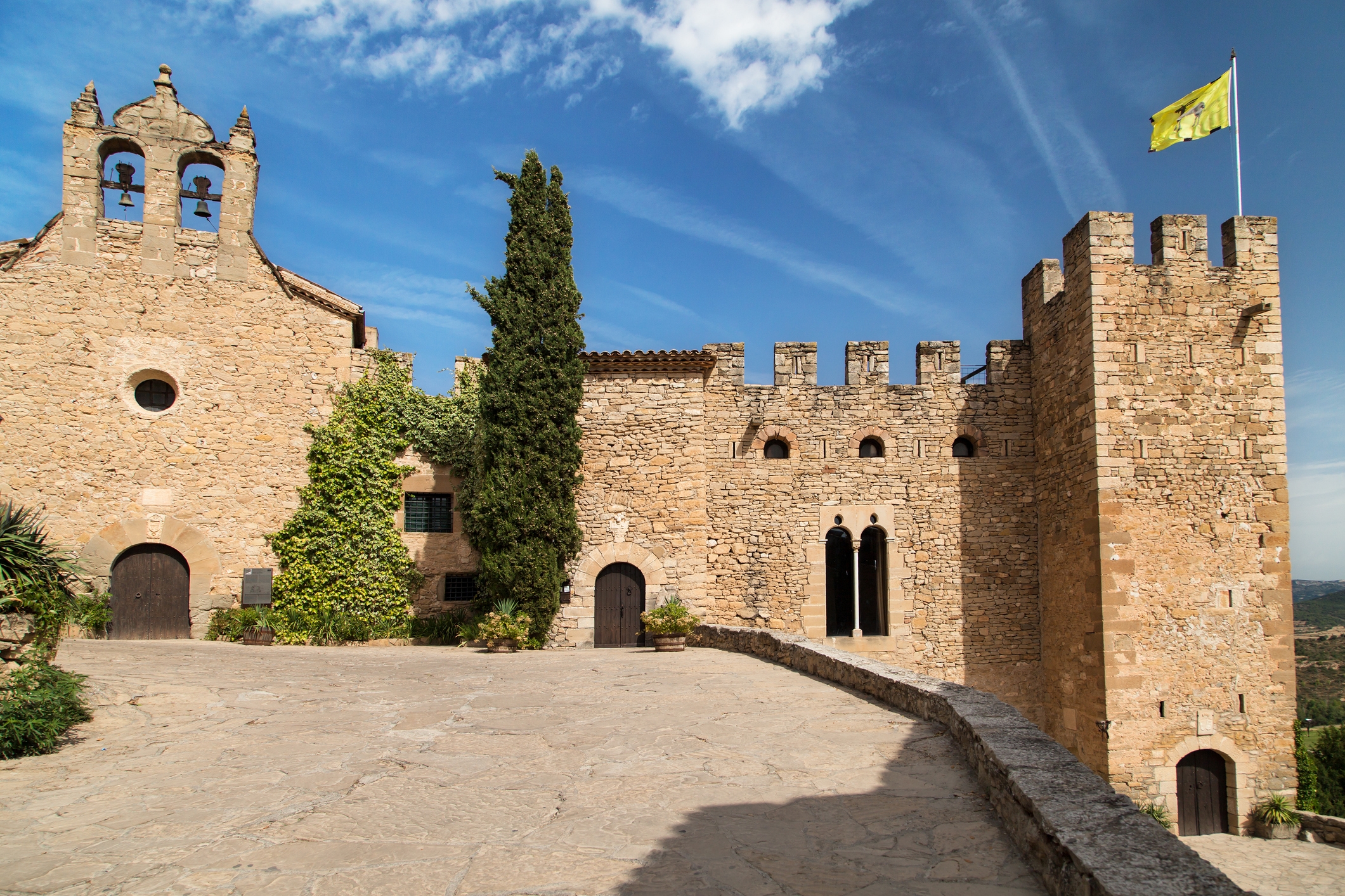 El castell de Montsonís es troba al terme de Foradada.