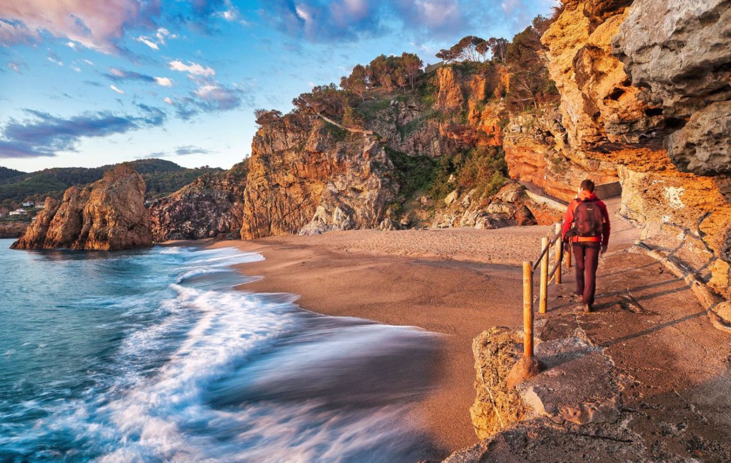 El camí vora mar que uneix sa Riera, a Begur, amb la platja del Racó, a Pals, passa per la cala Moreta, presidida per la icònica illa Roja El camí vora mar que uneix sa Riera, a Begur, amb la platja del Racó, a Pals, passa per la cala Moreta, presidida per la icònica illa Roja