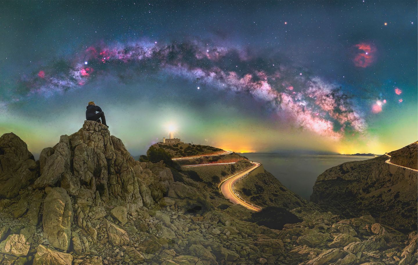 Situat al cap de Formentor, el far del mateix nom és un punt de llum sota la ViaLàctia Situat al cap de Formentor, el far del mateix nom és un punt de llum sota la ViaLàctia