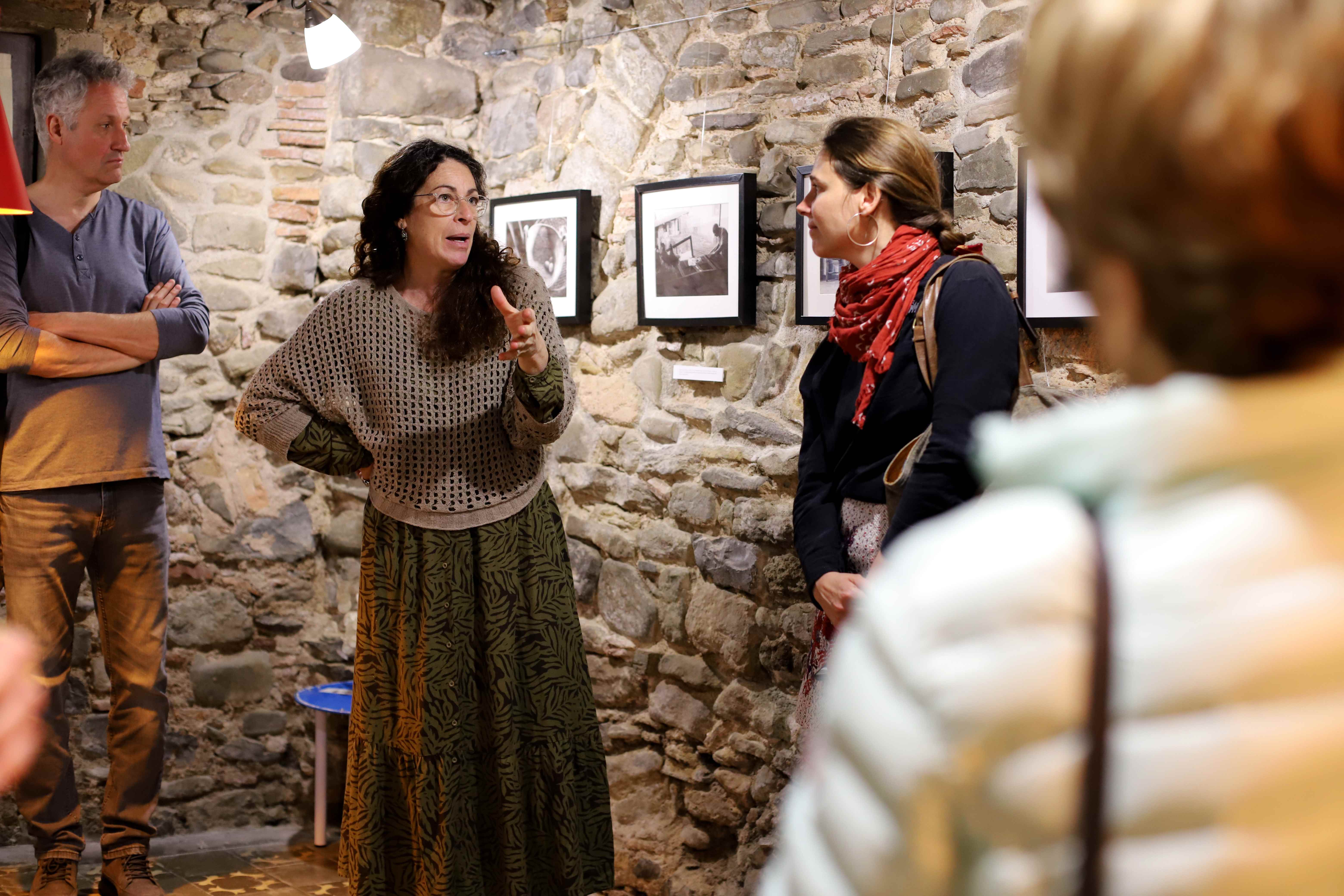 Mariona Giner continua fent fotos, però gaudeix aportant cultura fotogràfica a les persones que s’acosten a Can Magi Mariona Giner continua fent fotos, però gaudeix aportant cultura fotogràfica a les persones que s’acosten a Can Magi
