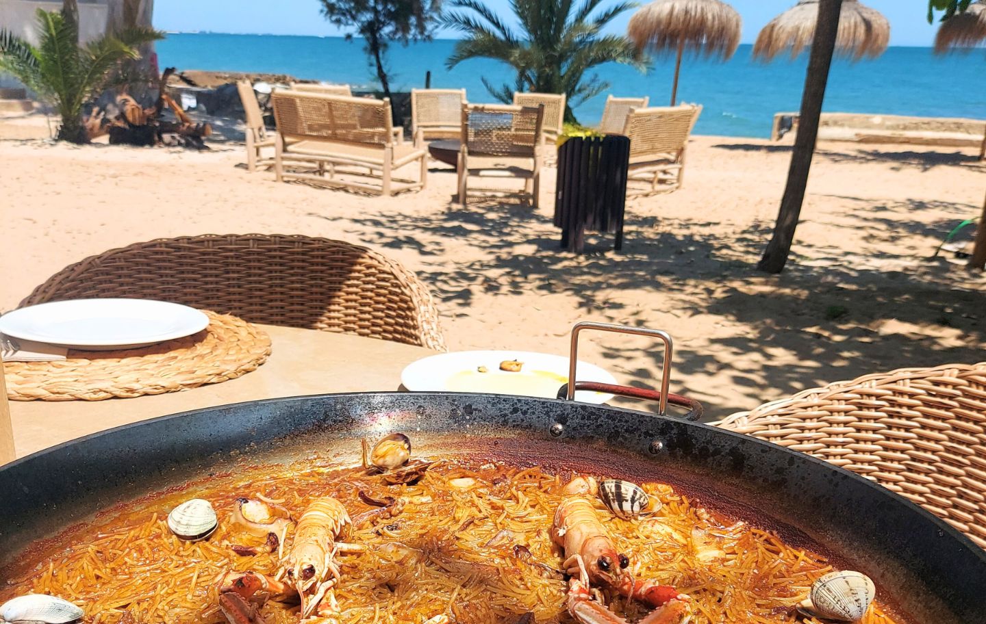 Dinar una fideuà al Salina Beach Club