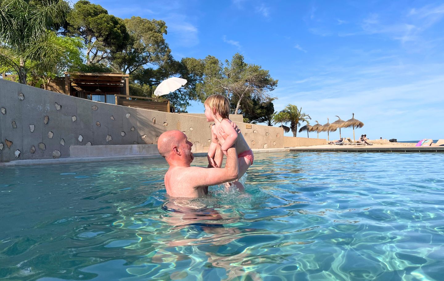 Estona d'aigua a la piscina salada del càmping