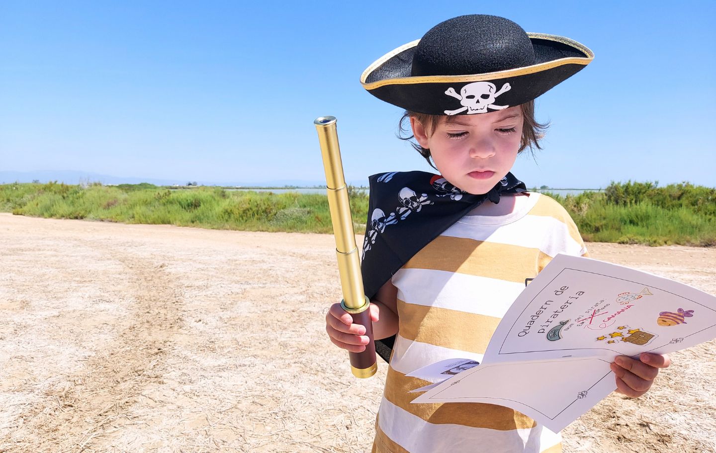 Ens vestim de pirates: barret, mocador i ulleres de llarga vista