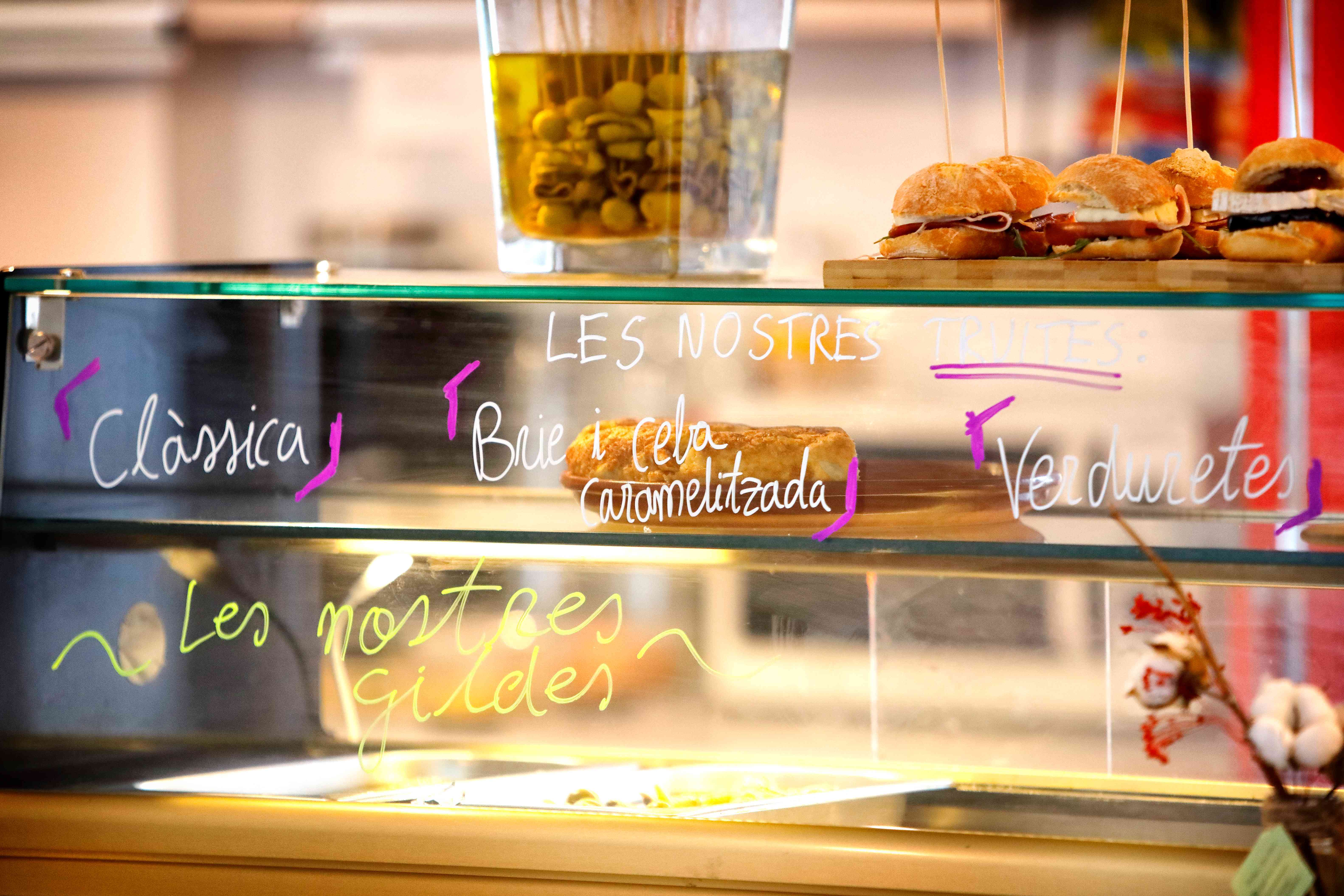 Treballar amb productes de proximitat és una de les apostes i propòsits del bar cooperatiu Lo Vora Treballar amb productes de proximitat és una de les apostes i propòsits del bar cooperatiu Lo Vora