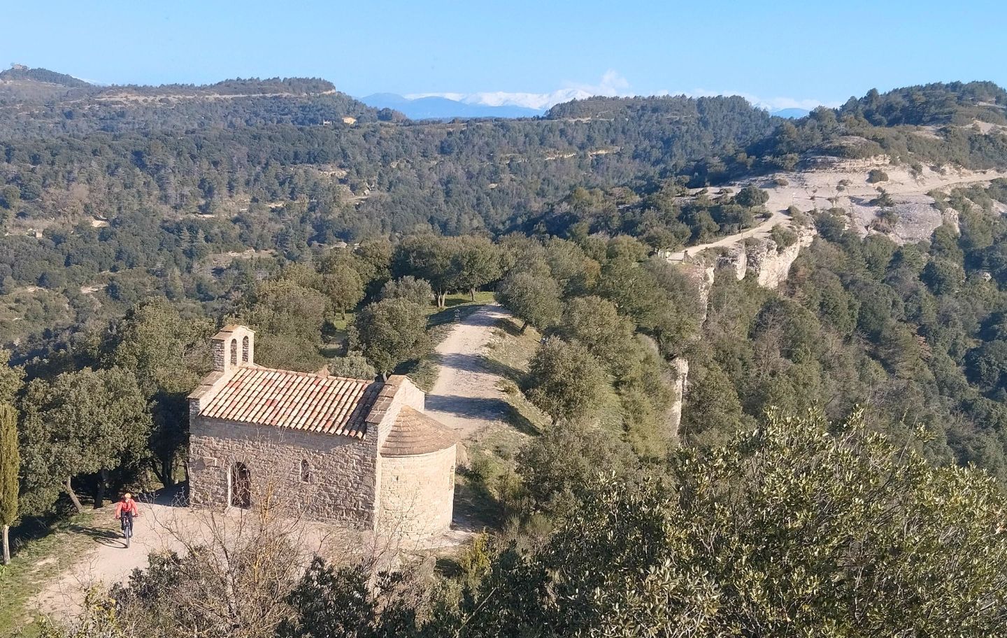 L’ermita de Sant Martí Xic, amb el Puigmal al fons, es troba al capdamunt de la cinglera on mena la ruta.