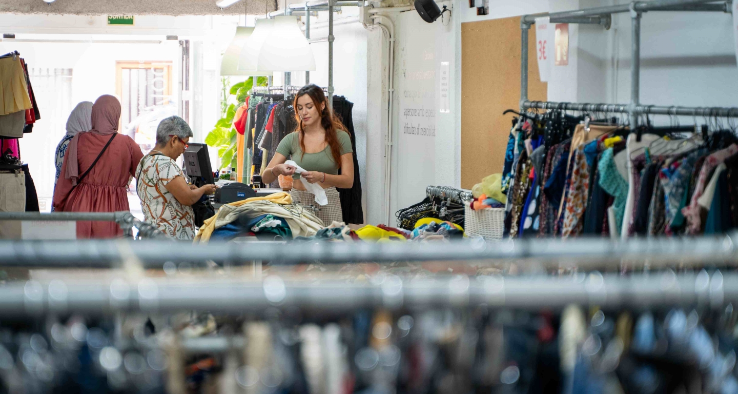 La botiga Entrem Moda promou l’economia circular i les segones oportunitats La botiga Entrem Moda promou l’economia circular i les segones oportunitats