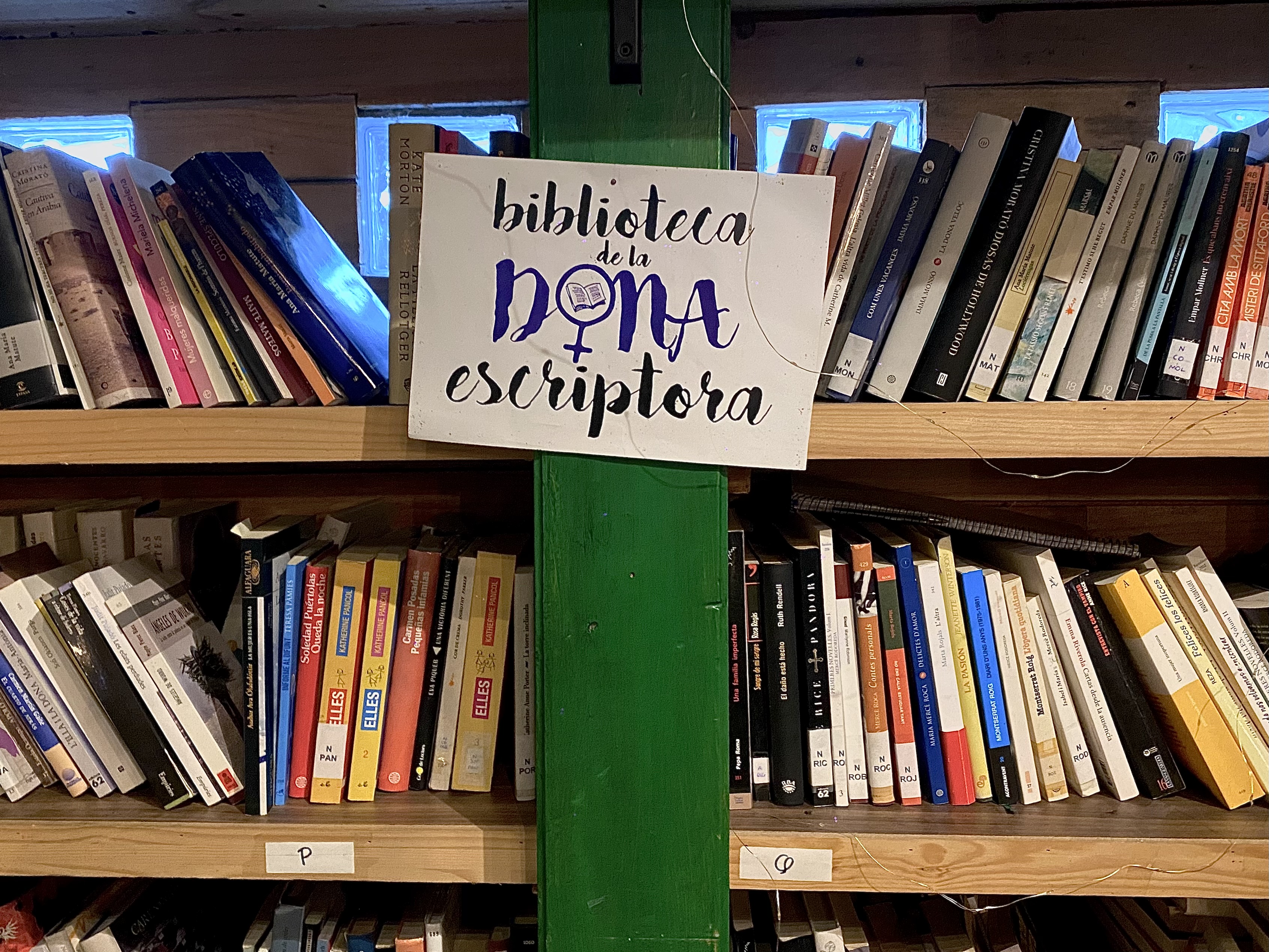 El bar proveeix un servei de biblioteca, aprofitant l’expertesa d’una de les treballadores El bar proveeix un servei de biblioteca, aprofitant l’expertesa d’una de les treballadores