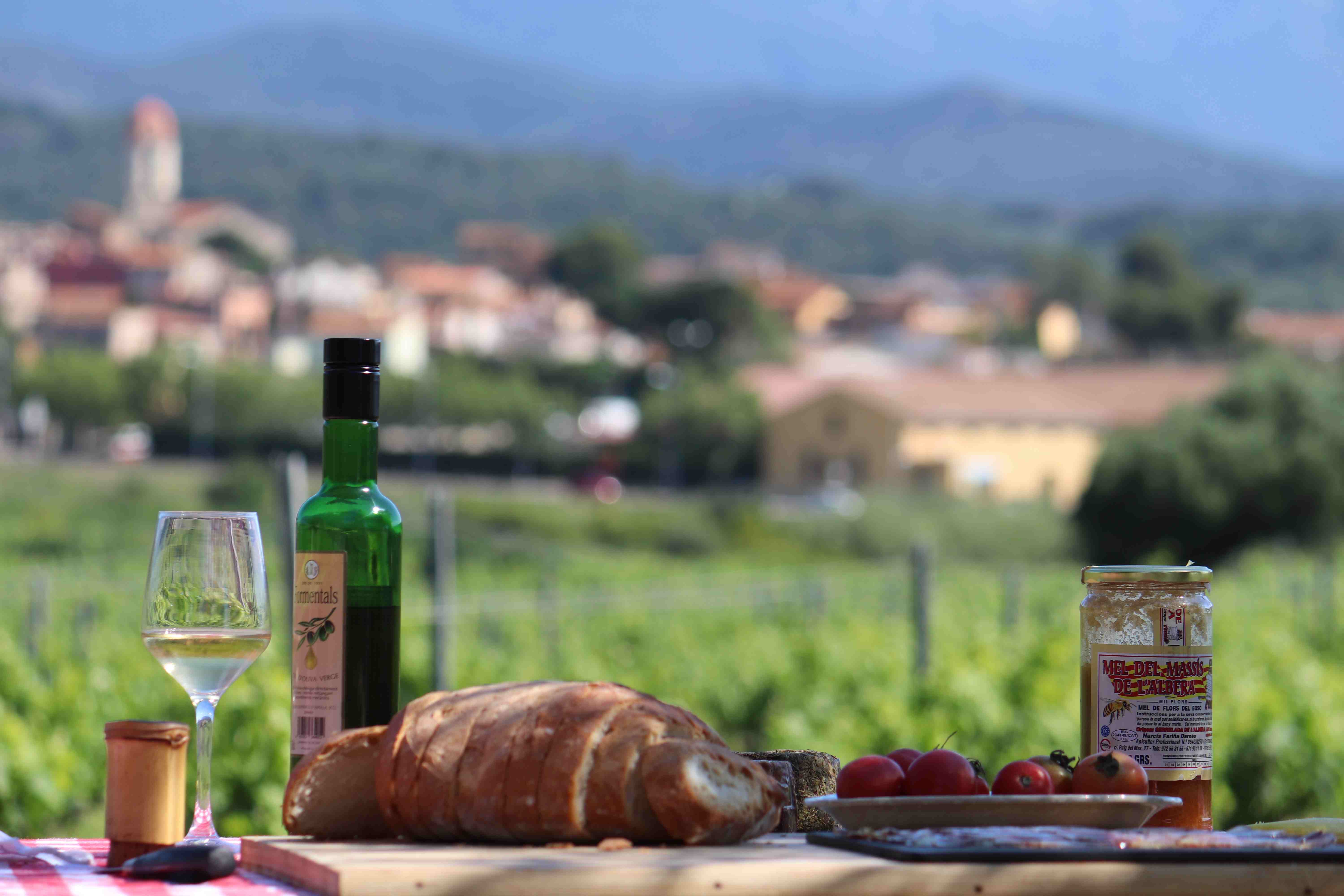 Els esmorzars entre vinyes i oliveres centenàries permeten assaborir productes de proximitat de l’Alt Empordà