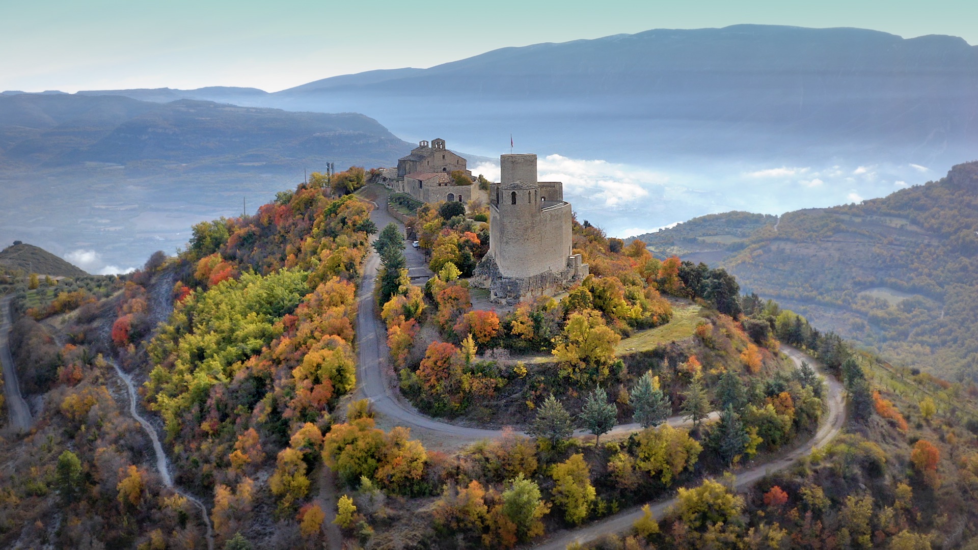 L'imponent castell de Mur i la Col·legiata de Santa Maria de Mur dominen la Conca de Tremp.
