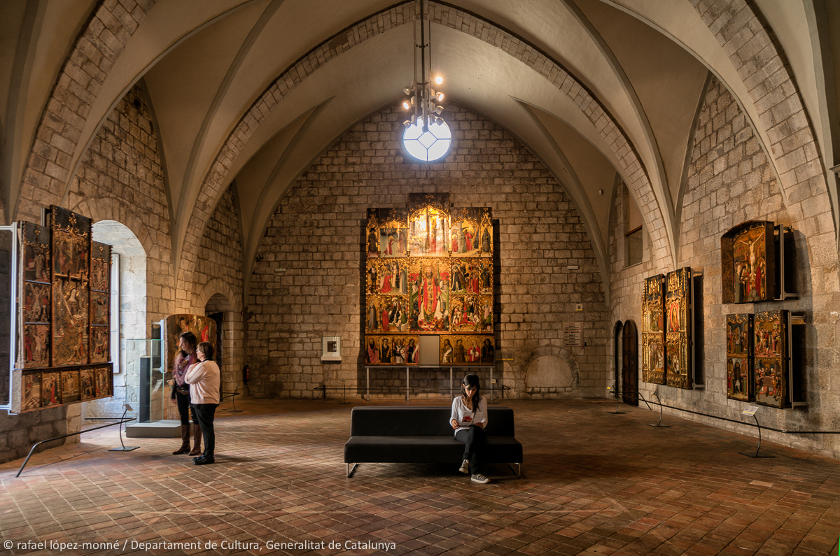 El retaule de Sant Pere de Púbol, a la paret del fons, és una de les joies del Museu d'Art de Girona.