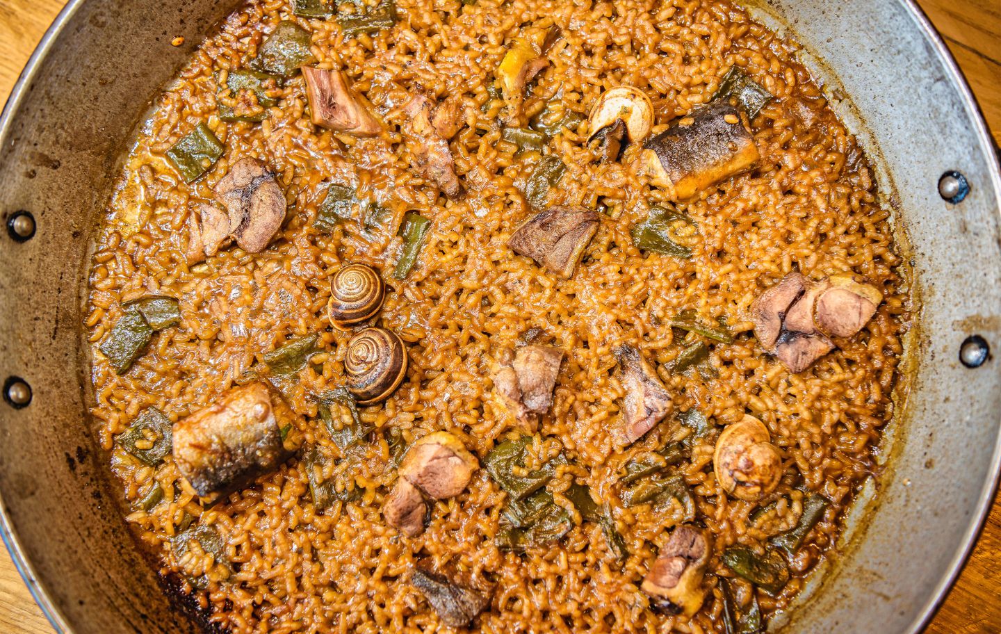 En aquest arròs hi ha productes característics de la gastronomia del Delta: caragols, ànec i anguila.