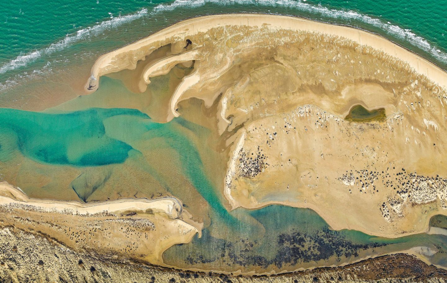 Vista aèria del galatxo, a la desembocadura de l’Ebre, un dels punts on s’acumulen els sediments que transporta el riu.