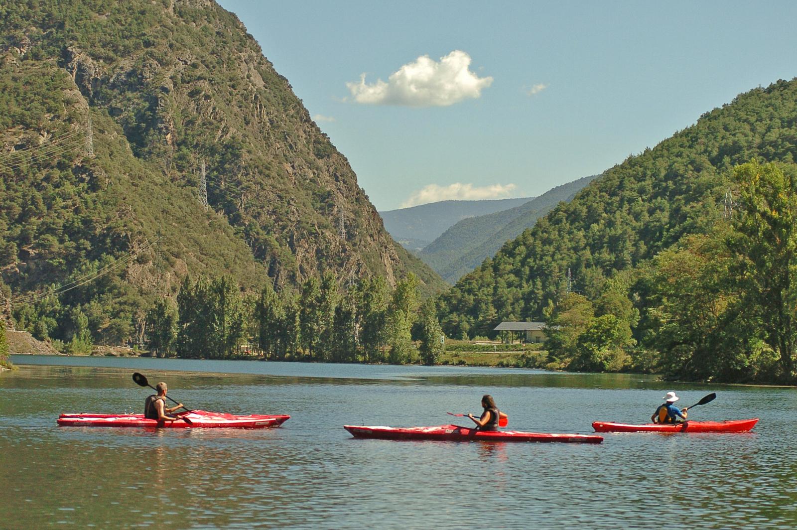 Família navegant en caiac al Llac de la Torrassa, una activitat organitzada per MónNatura Pirineus