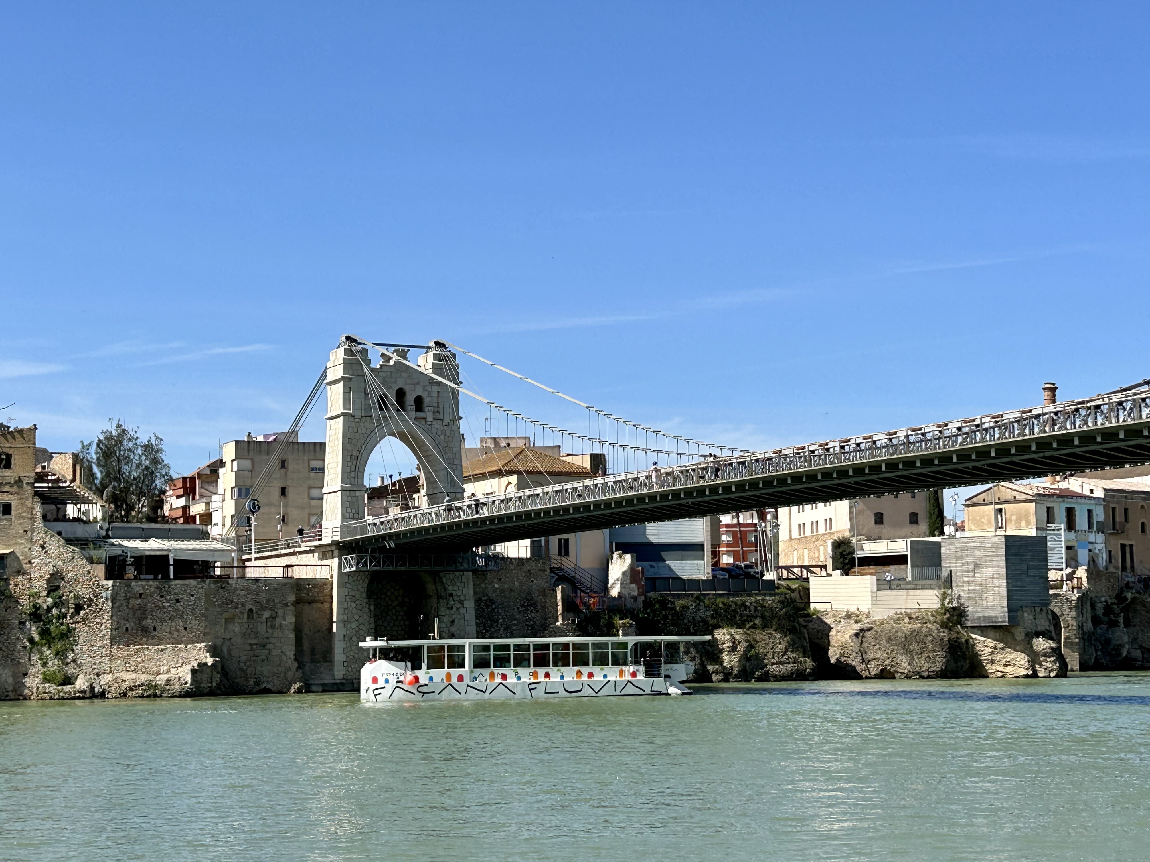 La ruta passa pel majestuós pont penjant d'Amposta