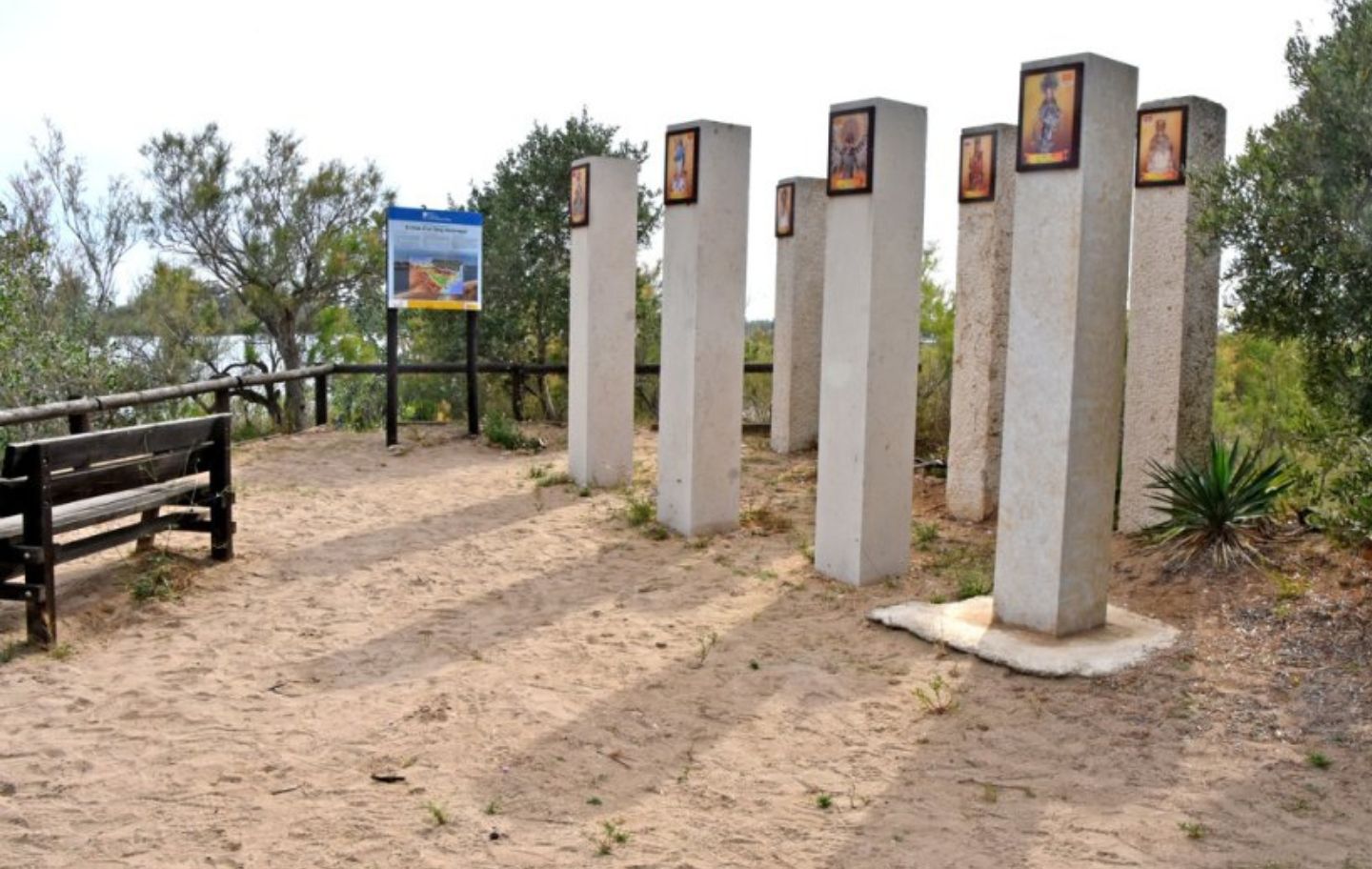 Monument dedicat a les verges sobre la duna