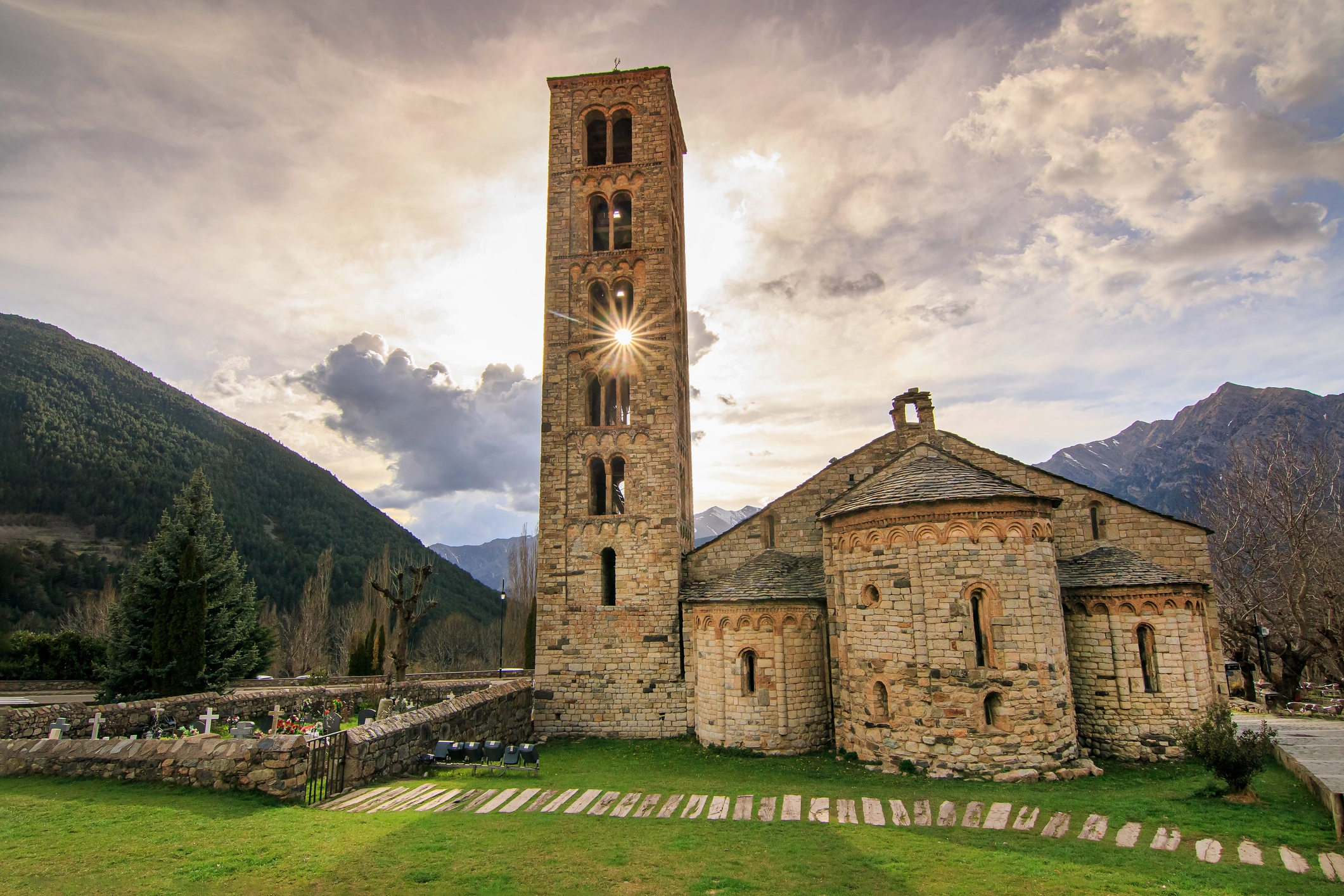 L'església de Sant Climent de Taüll, envoltada de muntanyes