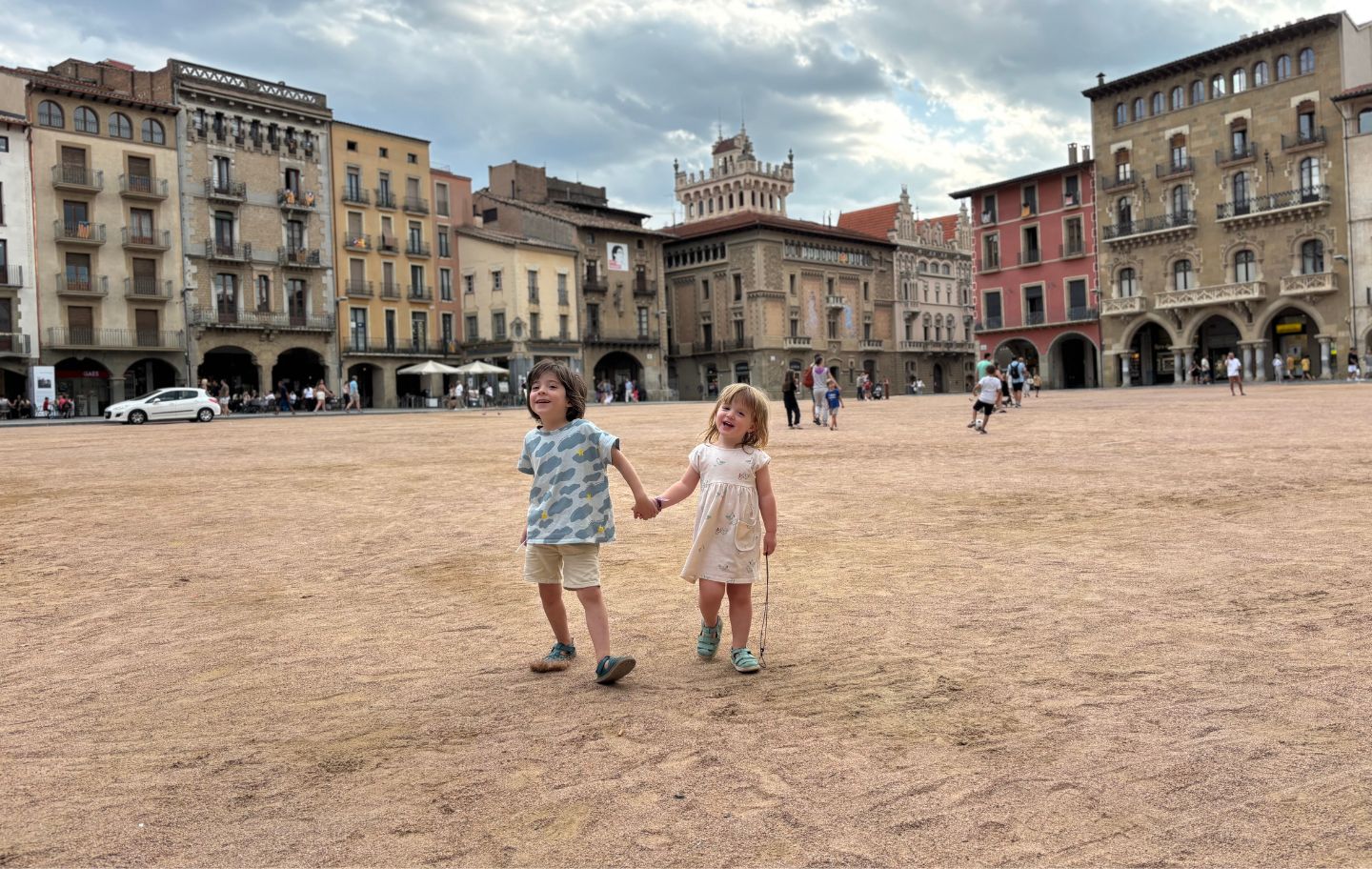 En Roc i la Tanit a la plaça Major de Vic, una de les més grans de Catalunya