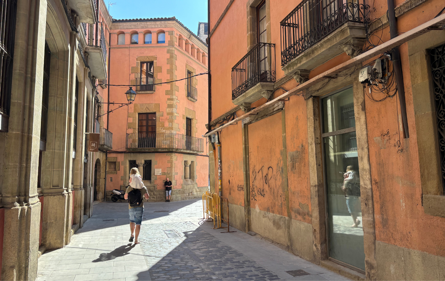 En un dels carrers del casc antic de Vic a la recerca del manuscrit del bisbe Oliba