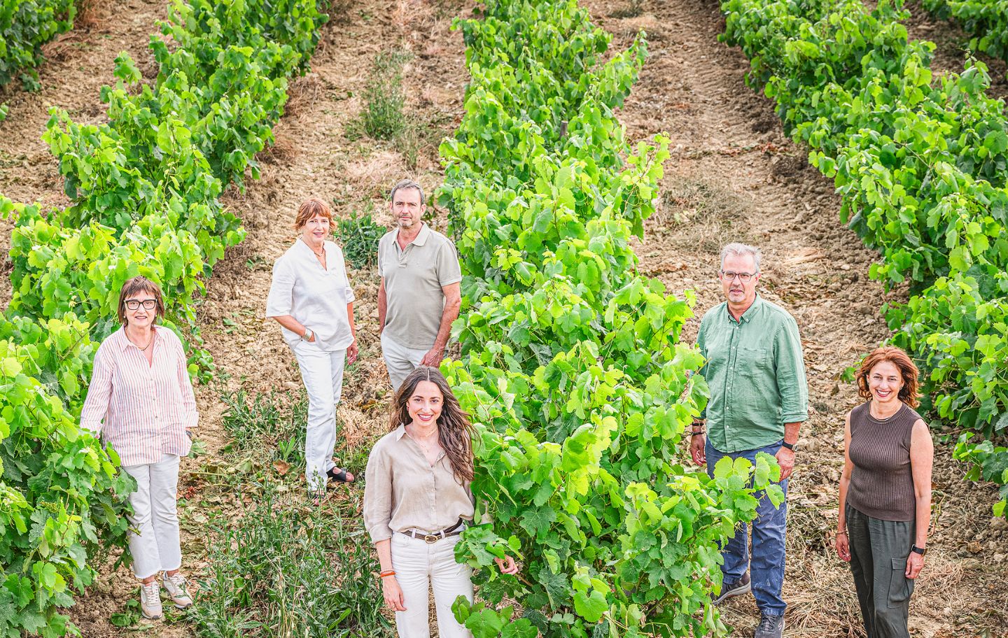 L'Ester Cardús, al mig, representa la vint-i-setena generació del celler Llopart que cultiva la vinya i la sisena d’elaboradors d’escumosos i vins.