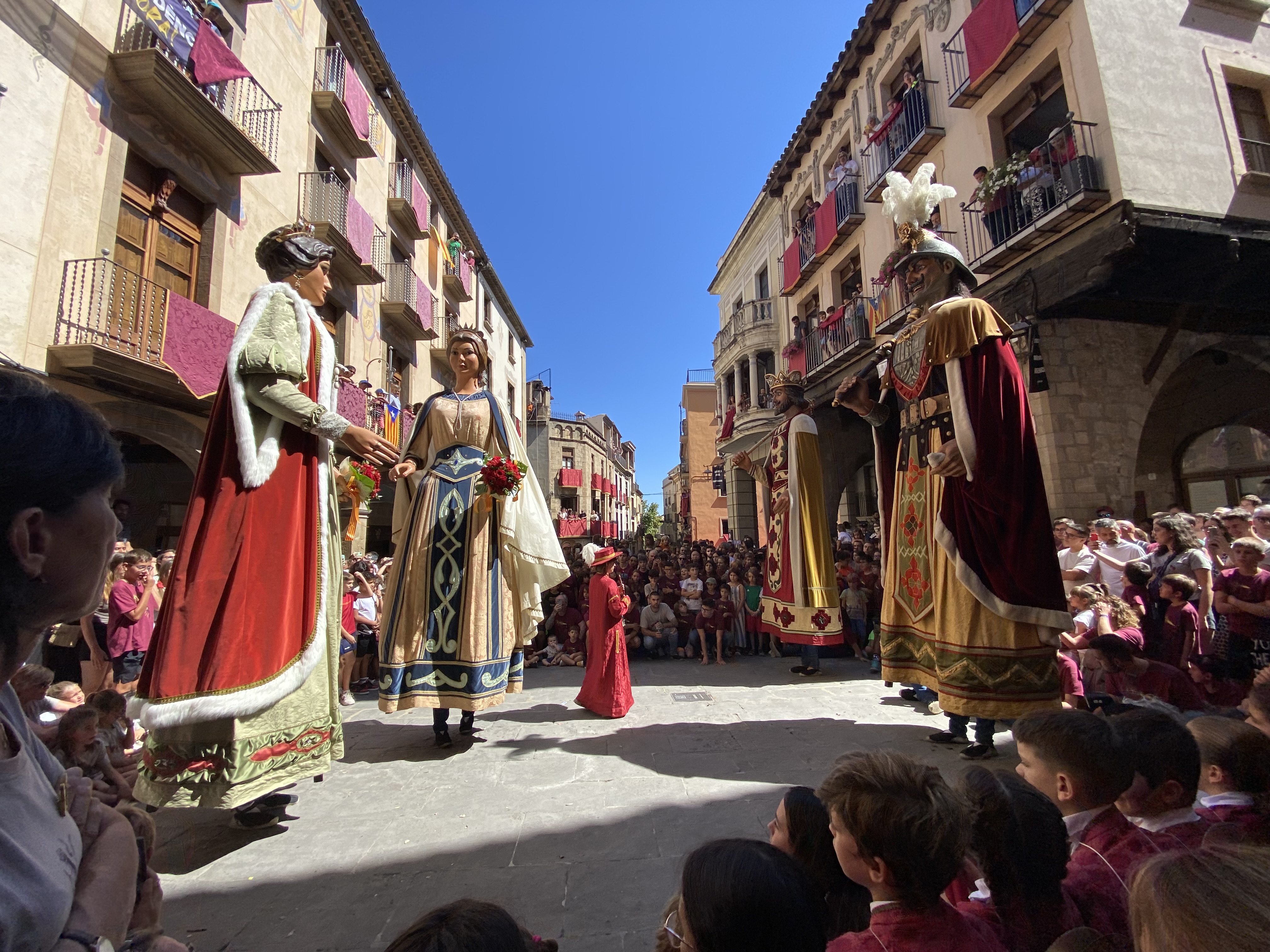 Els gegants dansen pels carrers empedrats del nucli antic de Solsona