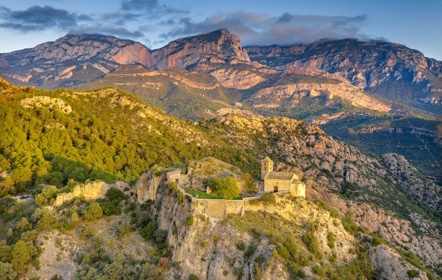 L’església de Santa Maria de Castell-llebre i la serra d’Aubenç
