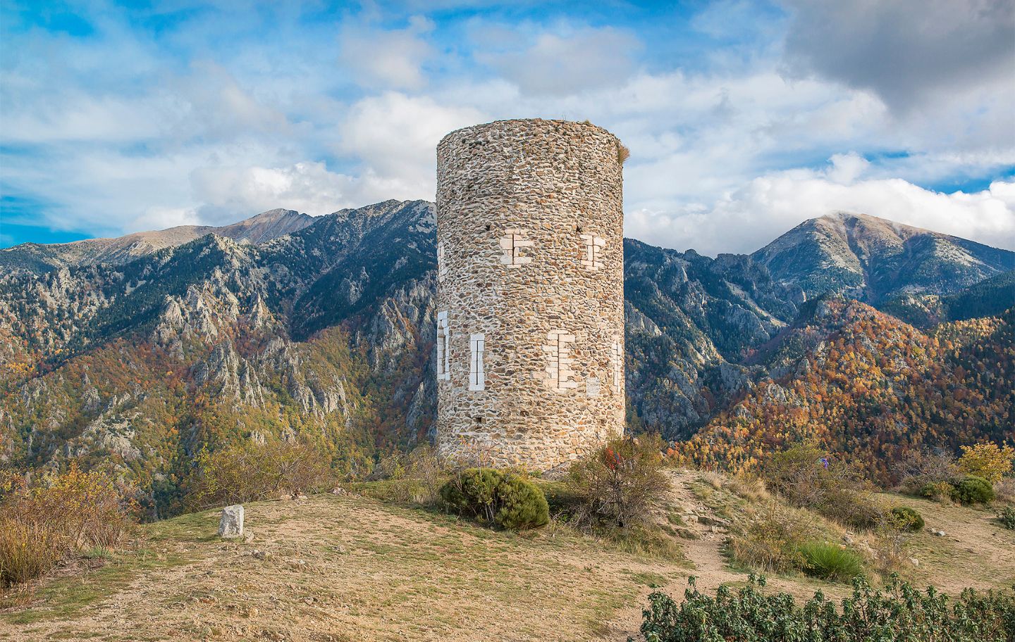 La torre de Goà, restaurada a finals del segle passat, que permet la descoberta del Canigó i del Conflent.