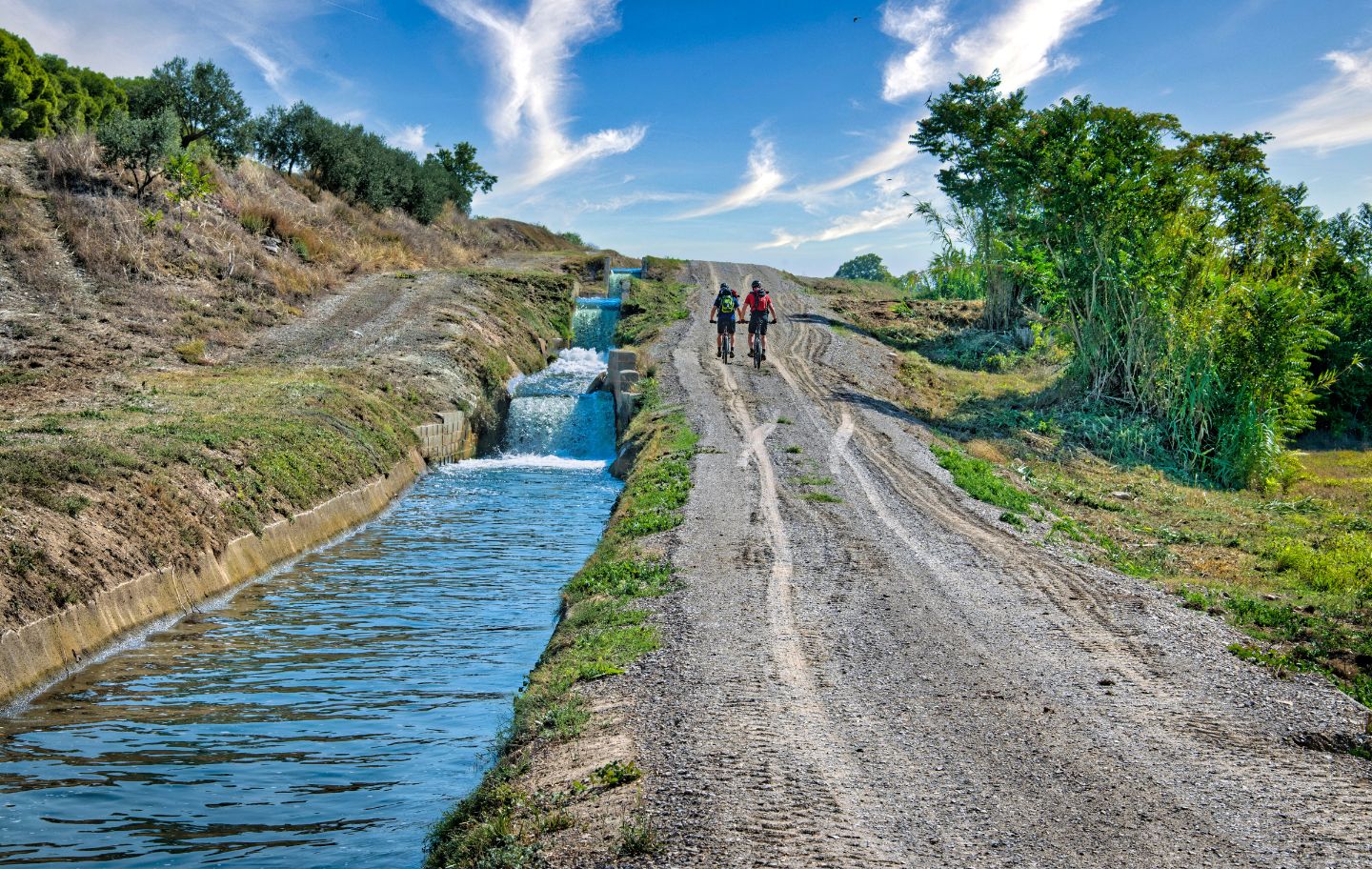 La ruta travessa séquies i canals auxiliars del canal d’Urgell per amples pistes.