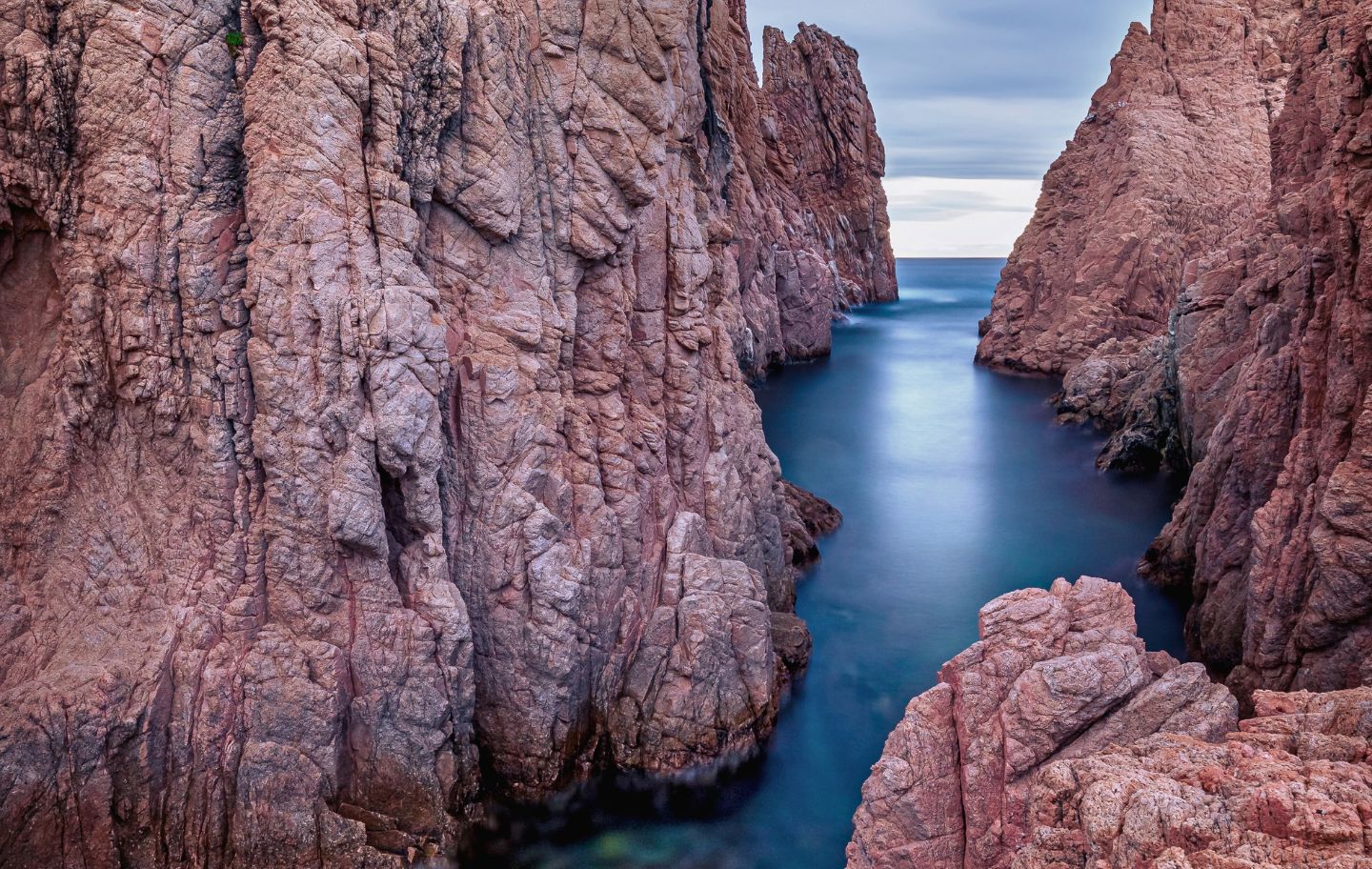 Cala Llarga, a la Costa Brava, sembla un passadís de mar enmig de les roques