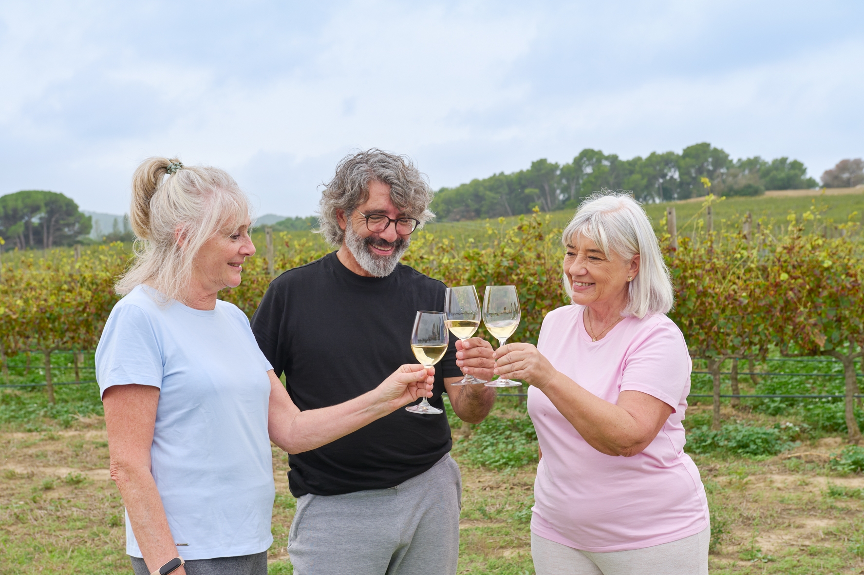 Tast de vins entre vinyes a l'Empordà