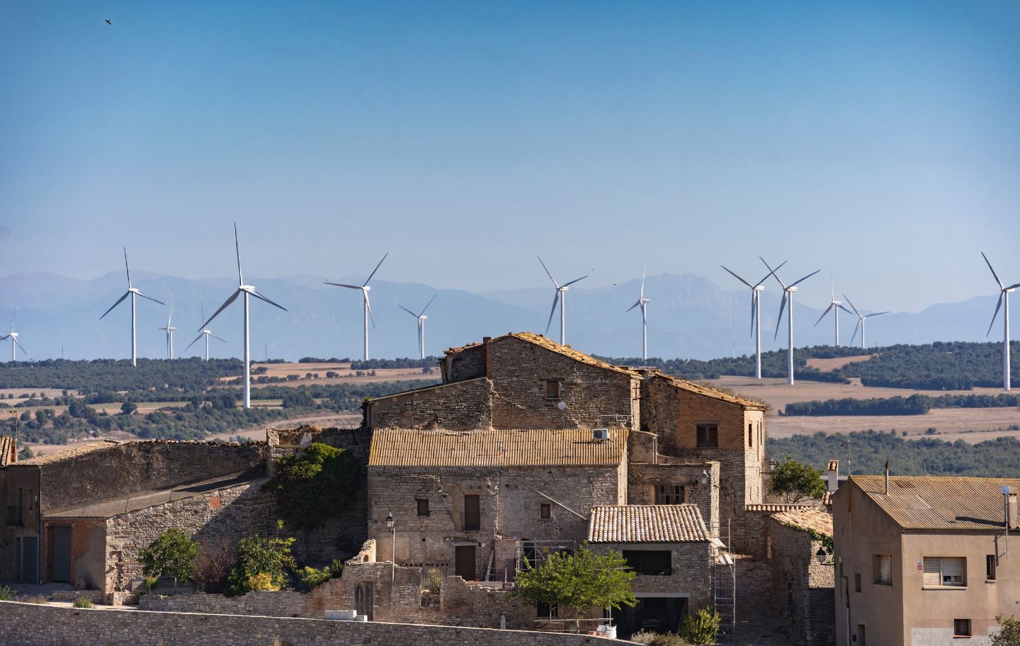 Els molins de vent de Pujalt i de Veciana, terme al qual pertany el nucli de la Rubiola, ocupen l’horitzó
