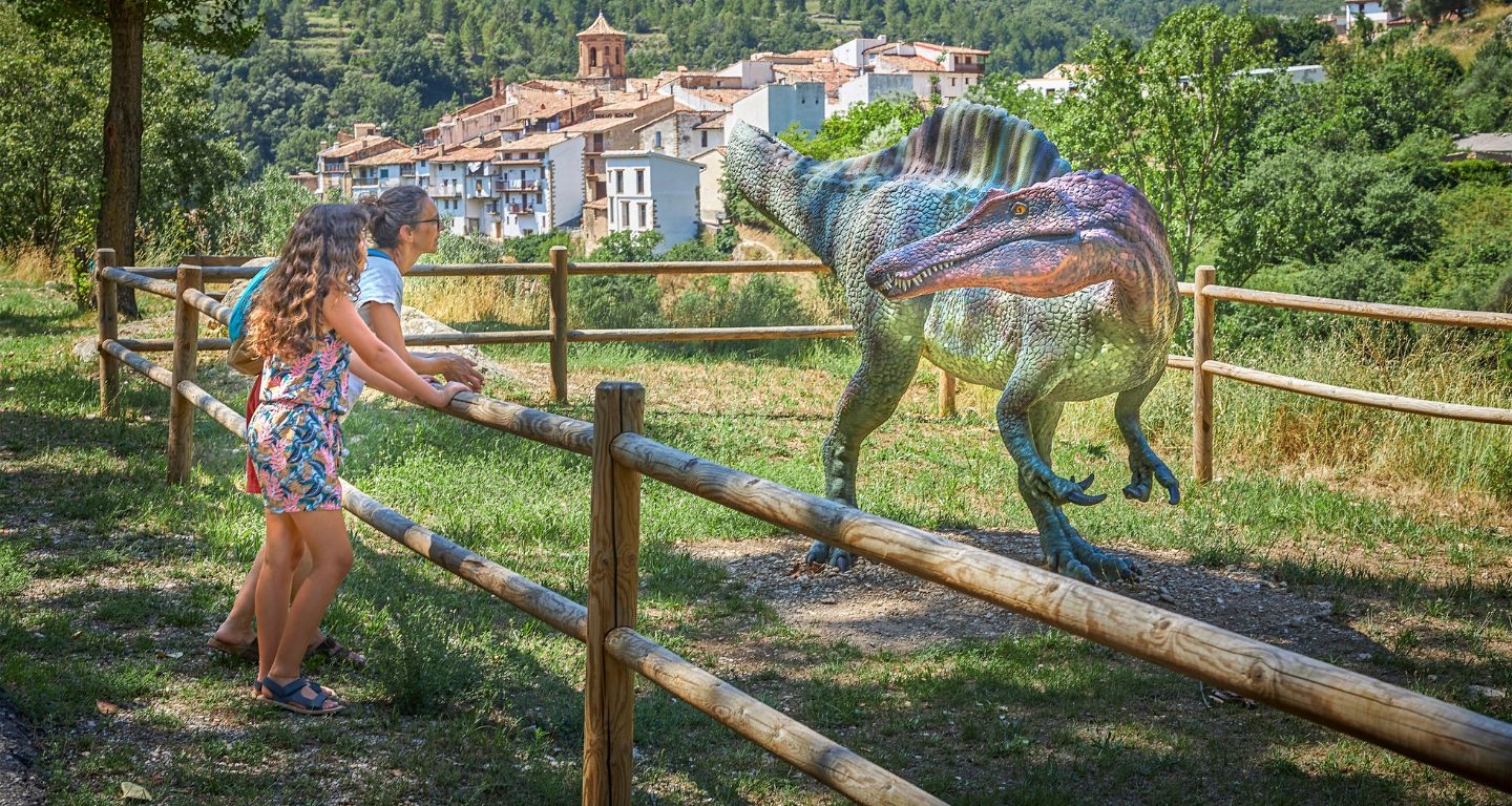 A prop del nucli de Vallibona, a la comarca dels Ports, hi ha una reproducció d’un 'Vallibonavenatrix cani', un dels dinosaures que van viure en aquest territori fa més de 100 milions d’anys