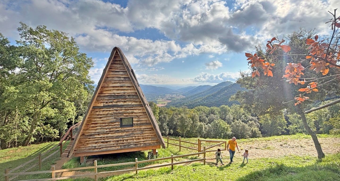 La cabana alpina Pla del Roure és una dels allotjaments de Cabanyes entre Valls, a la Vall de Bianya La cabana alpina Pla del Roure és una dels allotjaments de Cabanyes entre Valls, a la Vall de Bianya