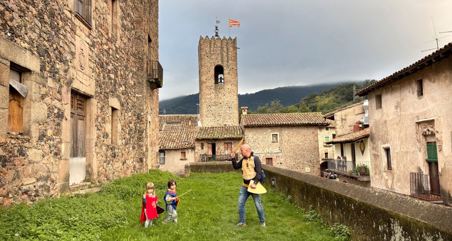 L'activitat 'La motxilla de la Blanca' permet descobrir Santa Pau com si fossiu a l'edat mitjana L'activitat 'La motxilla de la Blanca' permet descobrir Santa Pau com si fossiu a l'edat mitjana