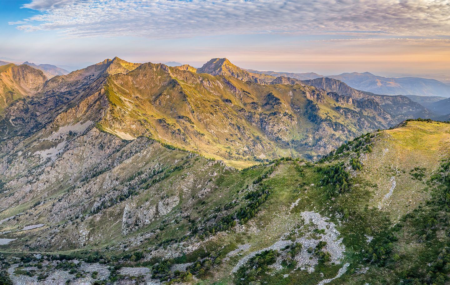 Panoràmica del puig del pla de Bernat i el seu entorn al Capcir