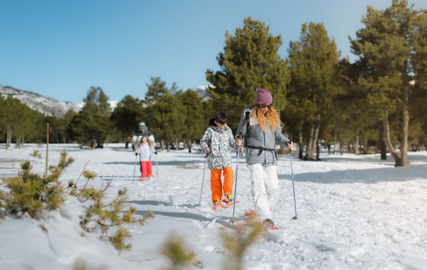 Les raquetes de neu són una activitat ideal per gaudir dels paisatges nevats en família Les raquetes de neu són una activitat ideal per gaudir dels paisatges nevats en família