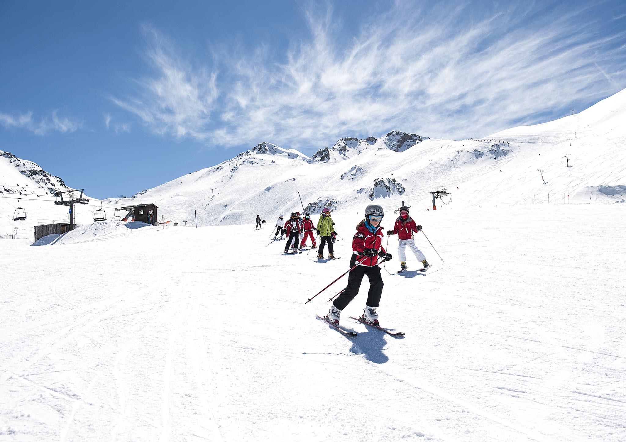 Grup de nens i nenes esquiant a l'estació de Boí Taüll