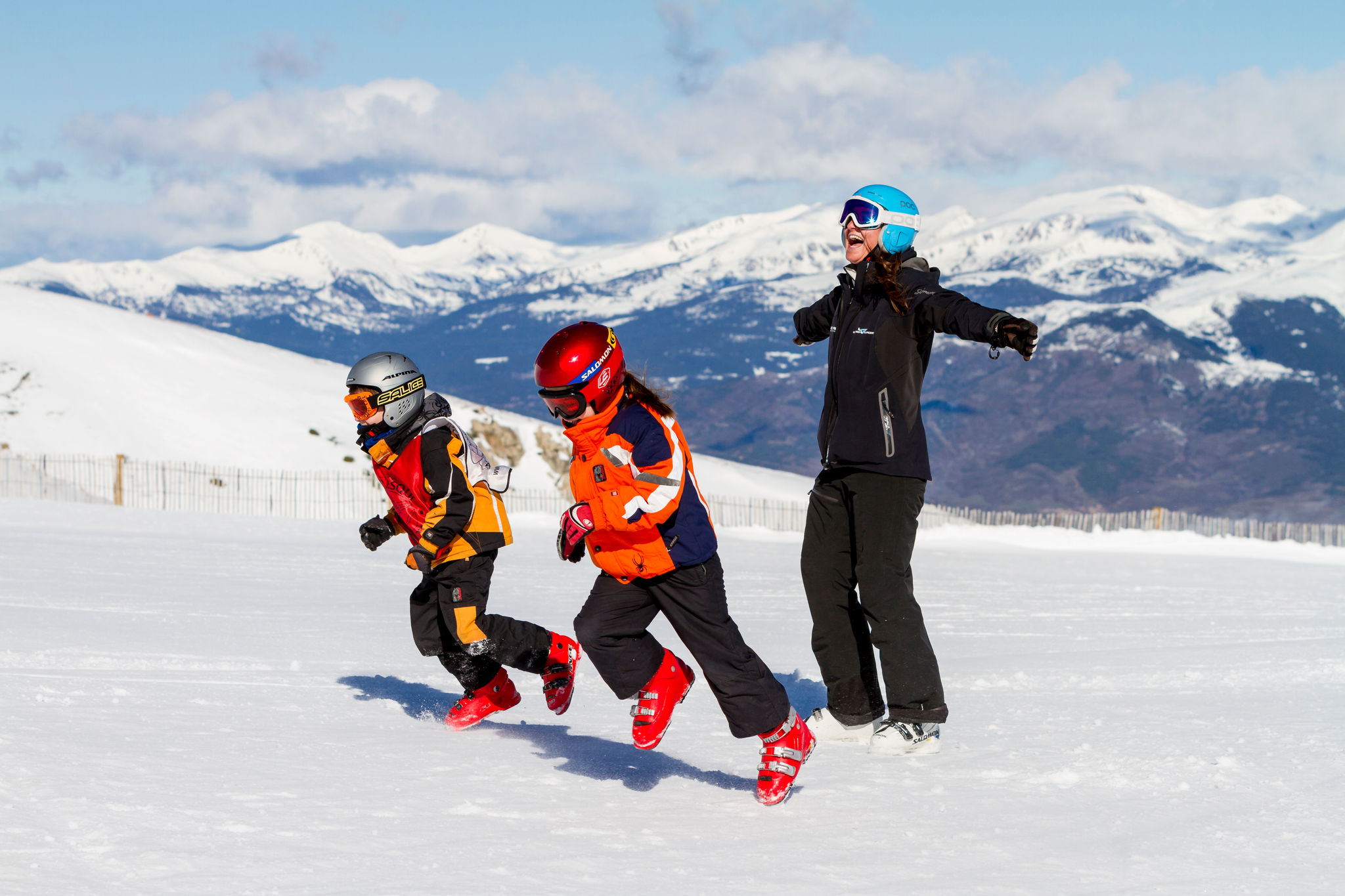 Família divertint-se a l'estació de la Molina